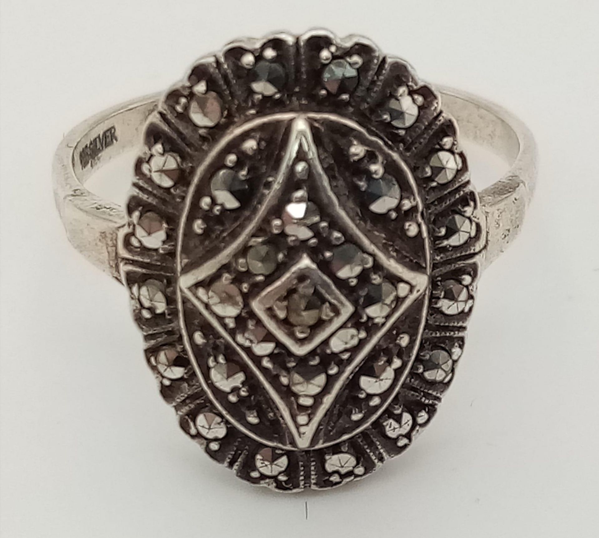 A VINTAGE STERLING SILVER MARQUISITE SET RING, WEIGHT 5G SIZE T - Image 2 of 8