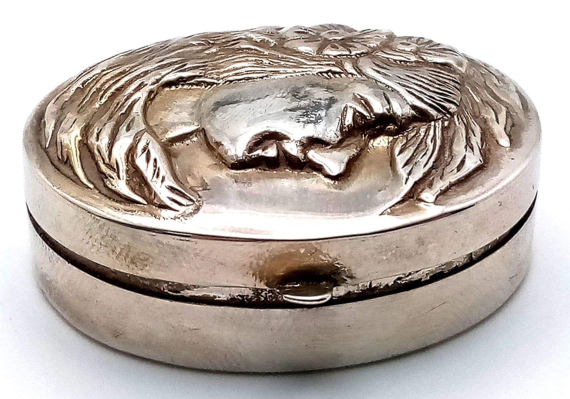 A Sterling Silver Ornate Decorative Lady Pill Box. Hallmarks at rear. 3.5cm. - Bild 6 aus 11