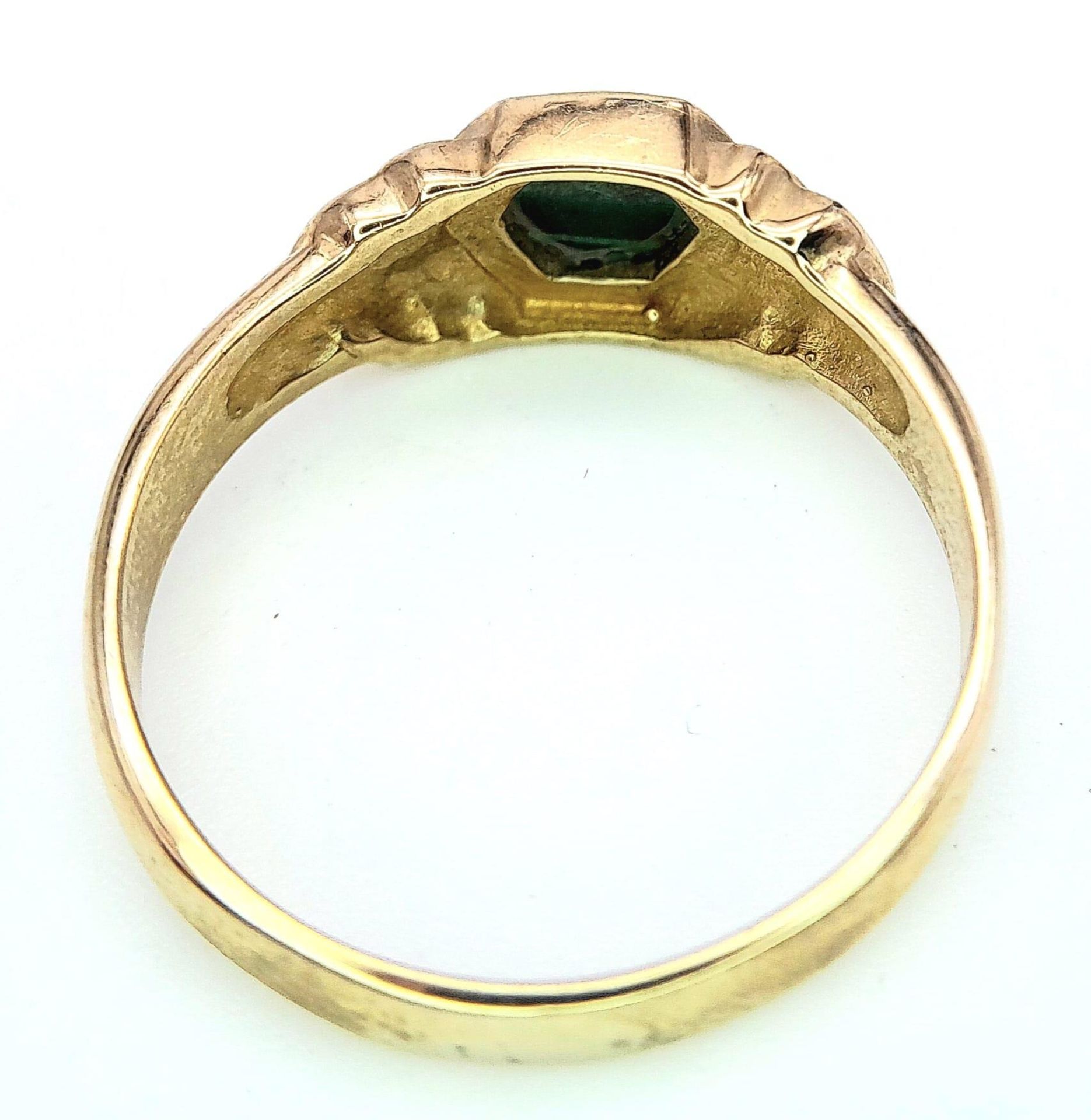 A 9K YELLOW GOLD MALACHITE SET RING. 3.5G. SIZE S. - Bild 5 aus 6