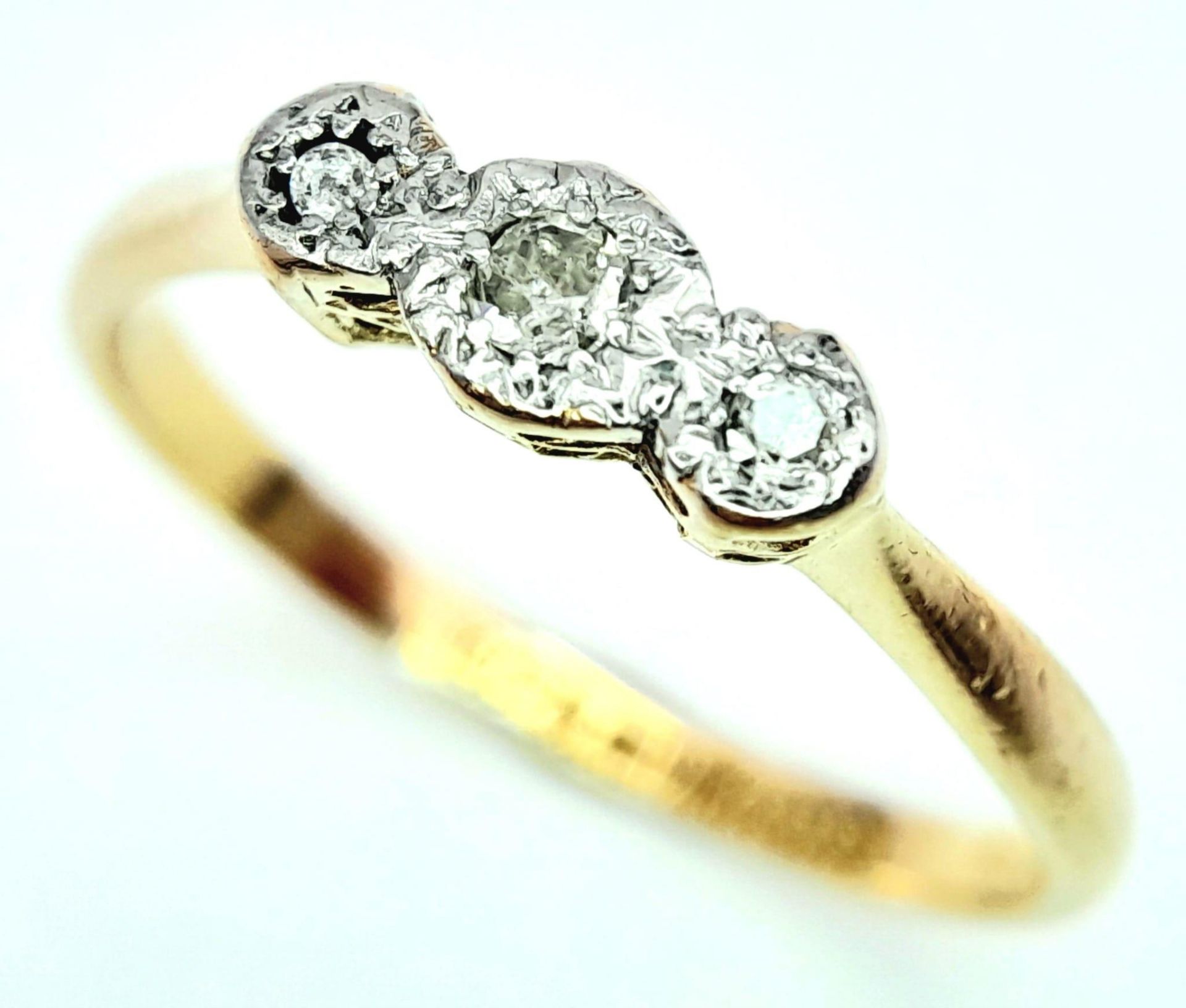 AN 18K YELLOW GOLD & PLATINUM VINTAGE 3 STONE DIAMOND RING. 2.3G. SIZE P - Image 2 of 6