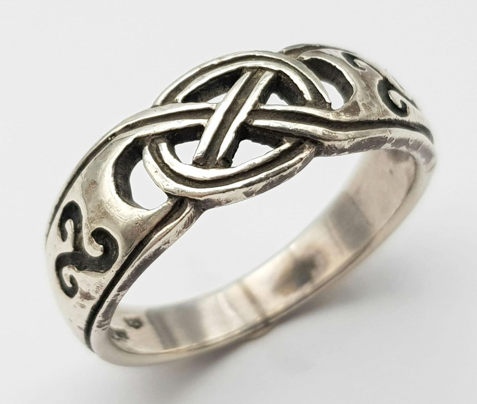 STERLING SILVER CELTIC DESIGN BAND RING, WEIGHT 5.6G SIZE V - Image 3 of 10