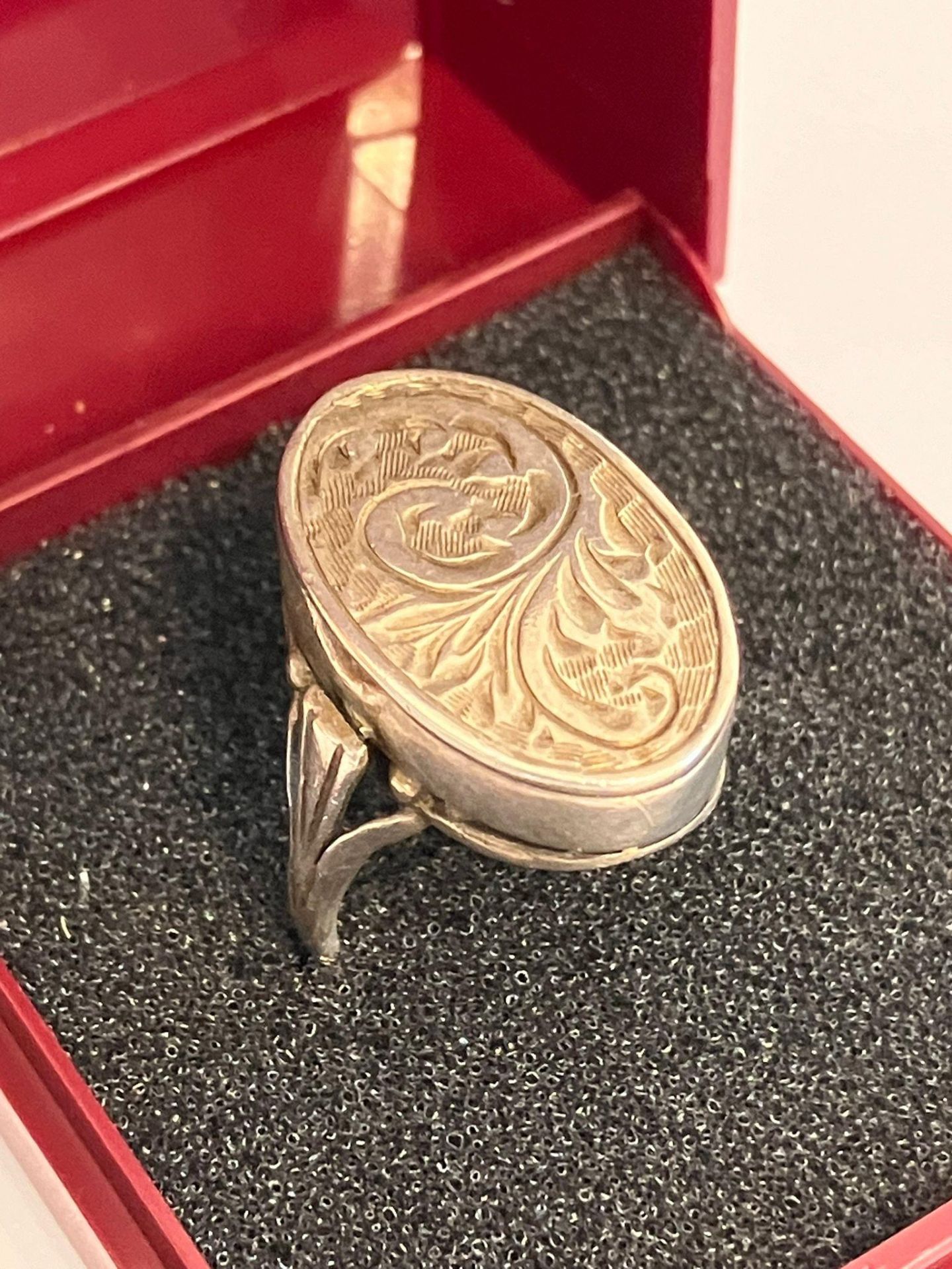 Antique SILVER ‘POISON’ RING. Having attractive scroll and leaf design. Top opens to reveal secret - Bild 7 aus 7