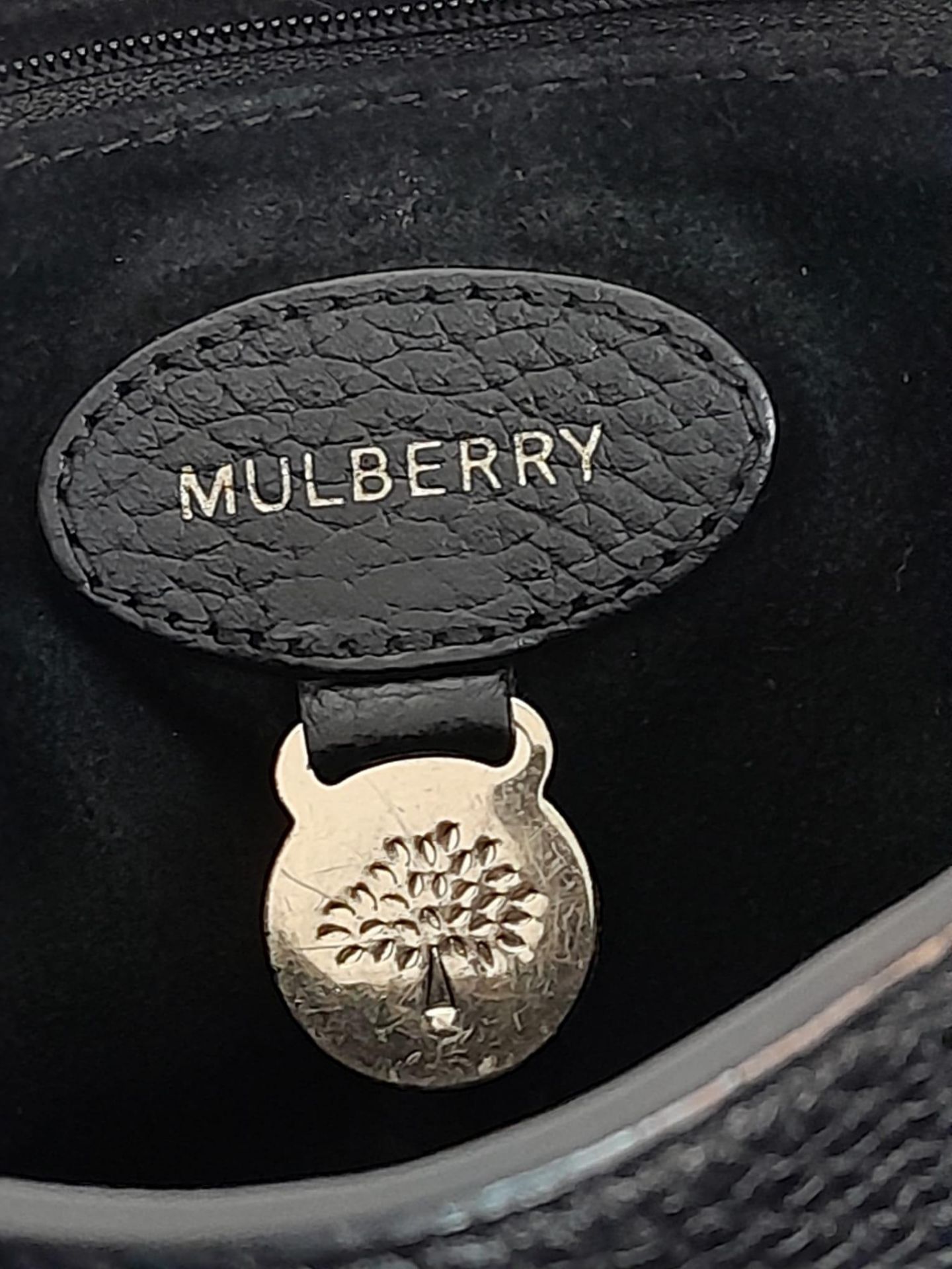 A Mulberry Black 'Lily' Bag. Leather exterior with gold-toned hardware, chain and leather strap, - Bild 9 aus 12
