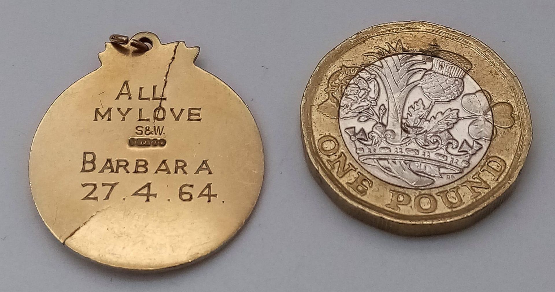 A Vintage 9K Yellow Gold Circular St. Christopher Pendant. 21mm diameter. 5g weight. Small crack - Image 4 of 4