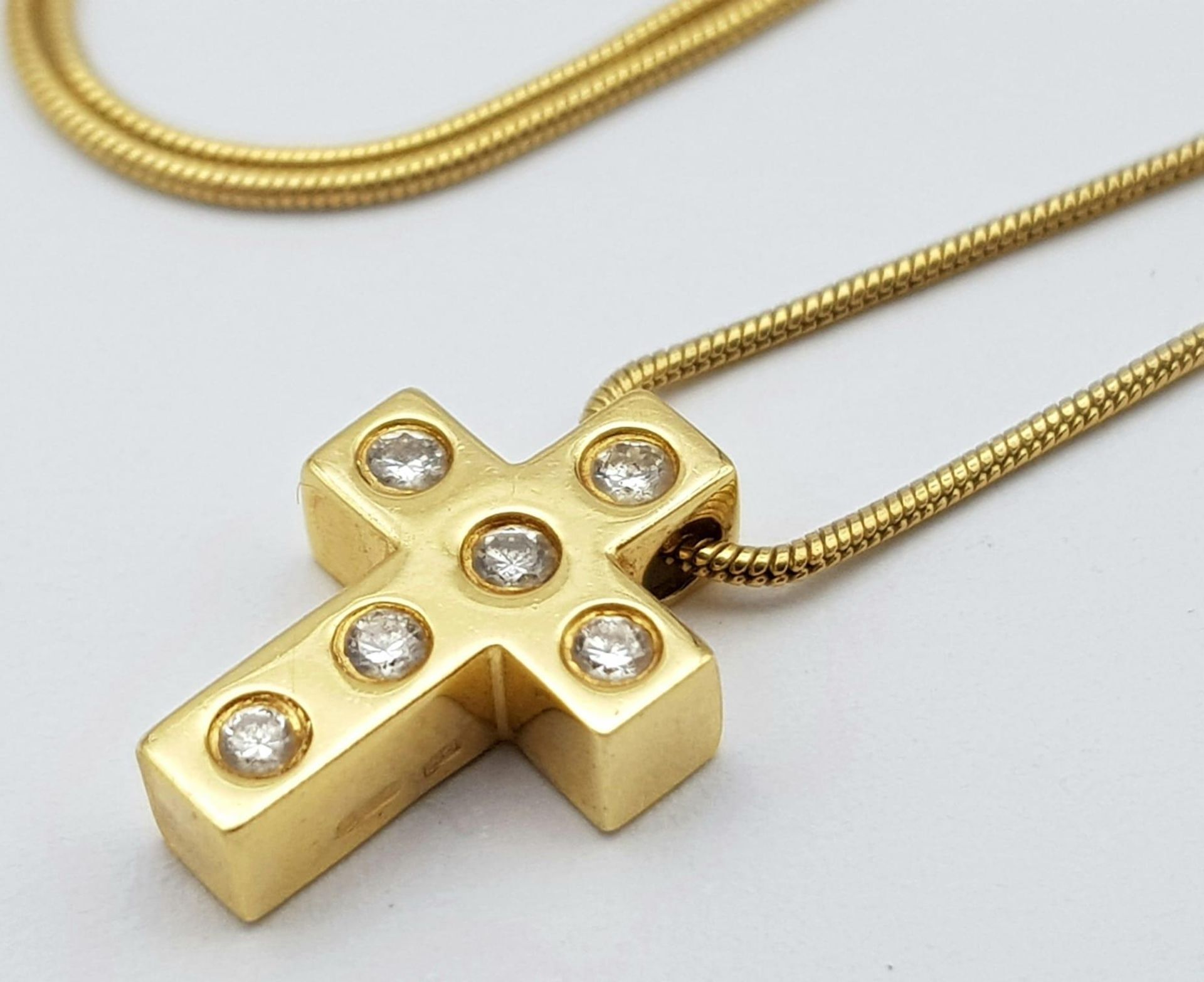 An 18K Yellow Gold and Diamond Cross Pendant on an 18K Yellow Gold Disappearing Necklace. - Bild 2 aus 5