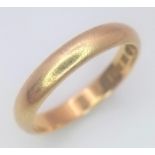 AN 18K GOLD BAND RING . 4.3gms size S