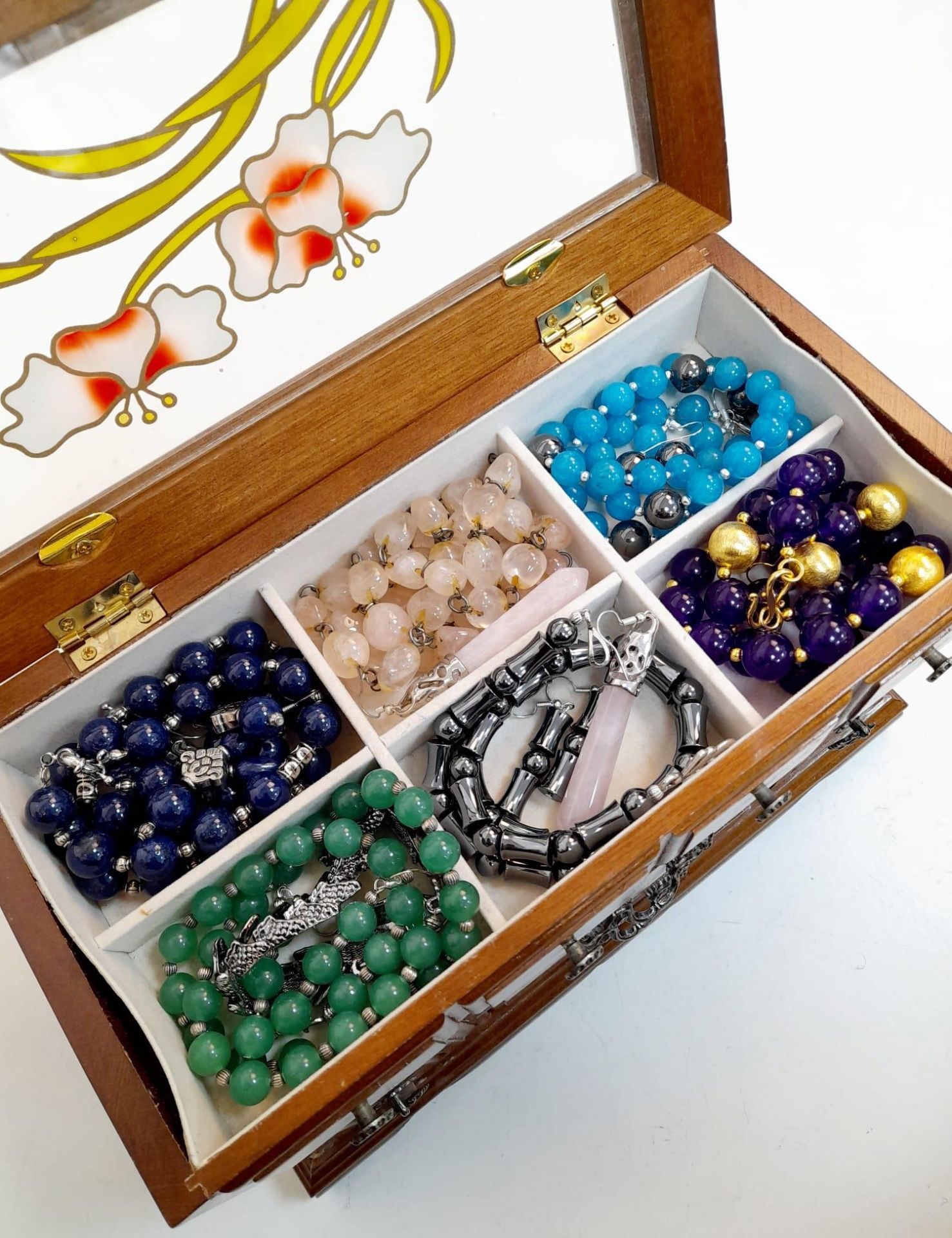 A mini jewellery box with a selection of precious and semiprecious stone sets including lapis - Bild 3 aus 7