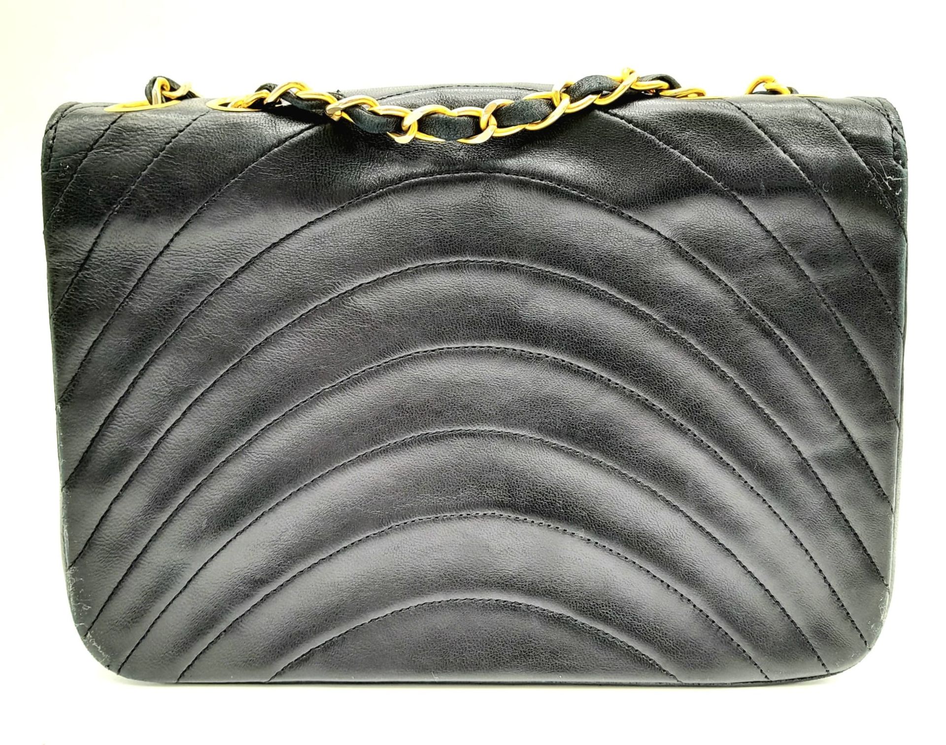 A Chanel (Coco Mark) Lambskin Single Flap Double Chain Bag. Gold tone hardware including CC clasp. - Bild 2 aus 10