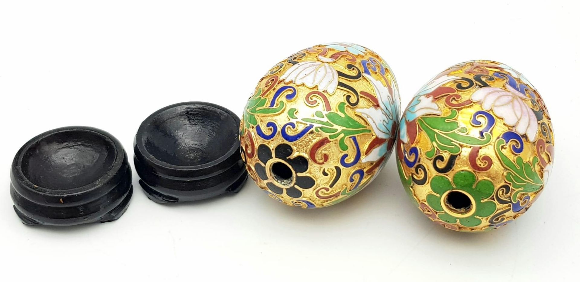 Two vintage and very ornamental Chinese cloisonne eggs standing on custom-made wooden bases. Height: - Bild 6 aus 6