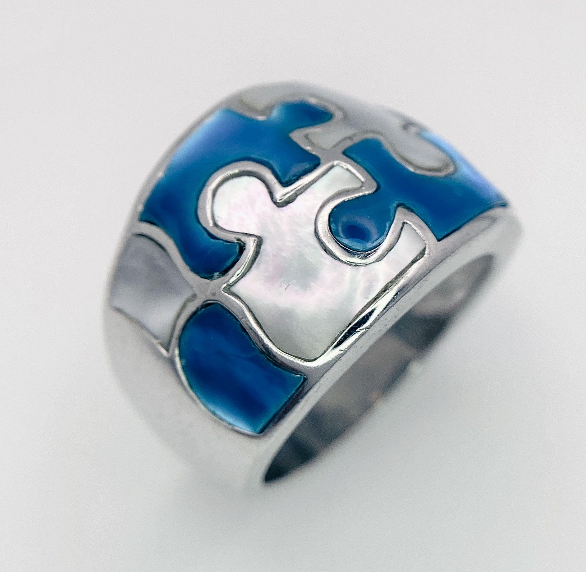 A Sterling Silver Jigsaw Design Stone Set Ring. Size Q, 14.6g total weight. Ref: 8272