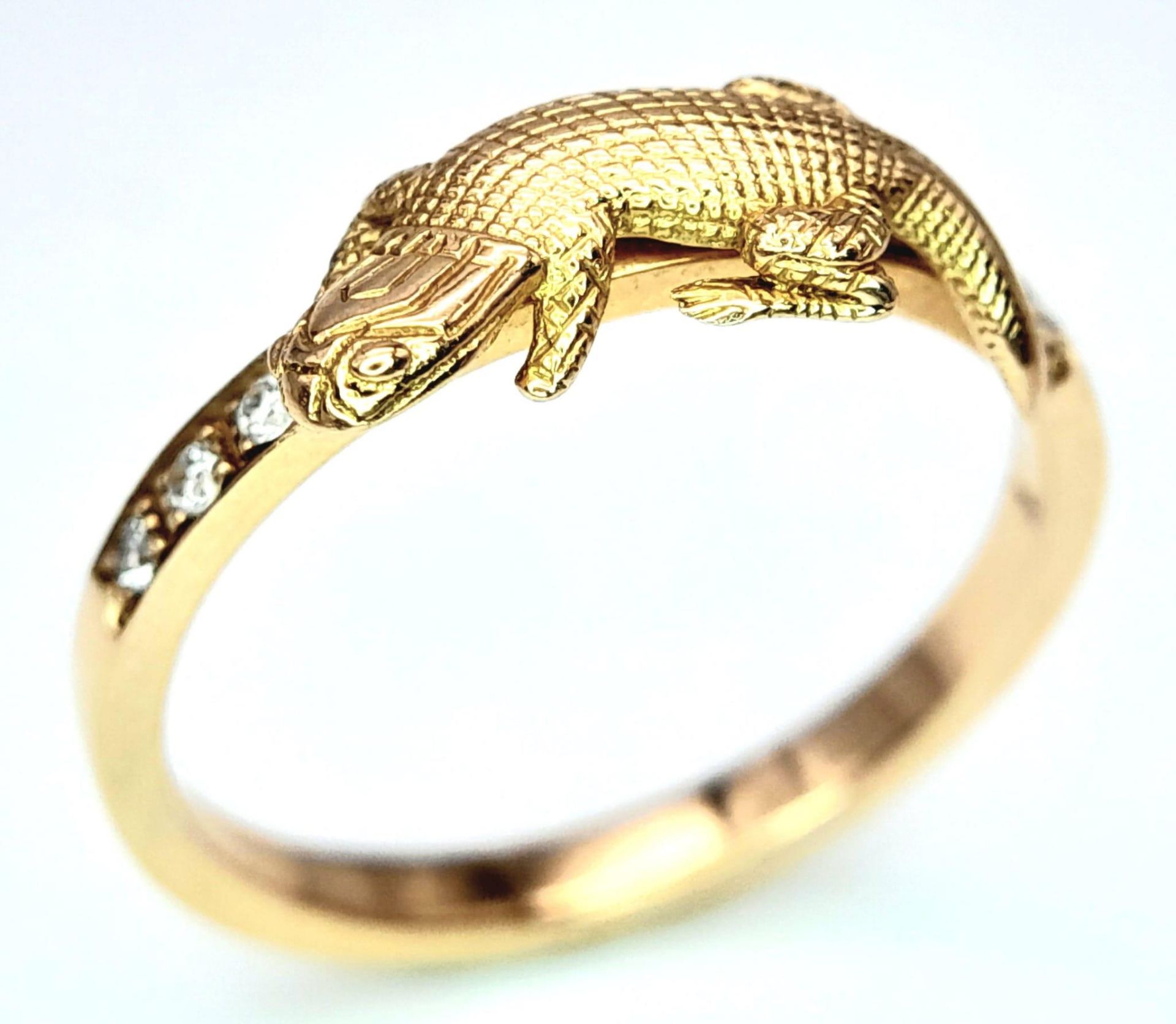 AN 18K YELLOW GOLD, THEO FENNELL (DESIGNER) DIAMOND SET LIZARD RING. 3G. SIZE M