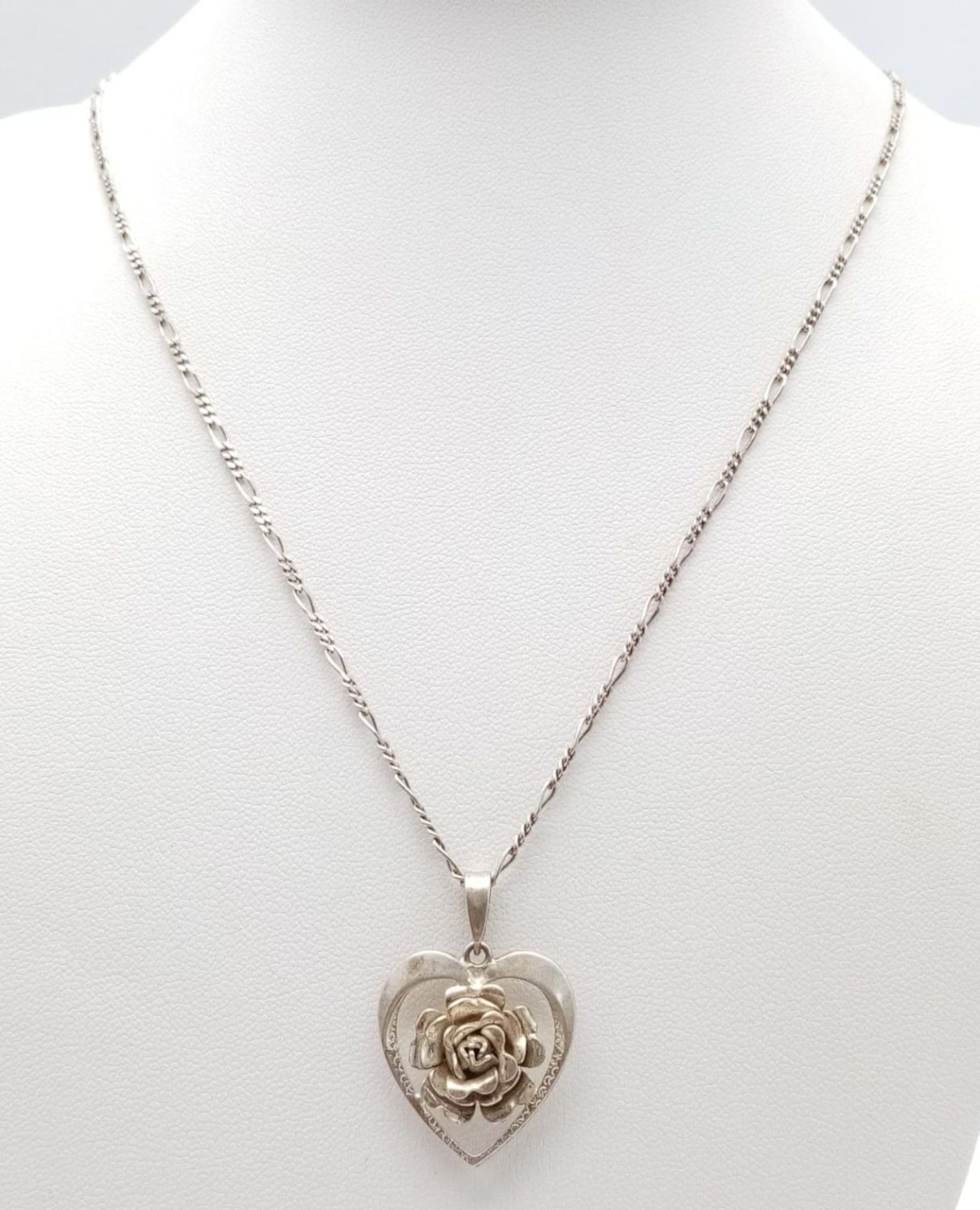A vintage sterling silver floral heart pendant on 925 silver figaro chain. Total weight 6.5G. - Bild 3 aus 6
