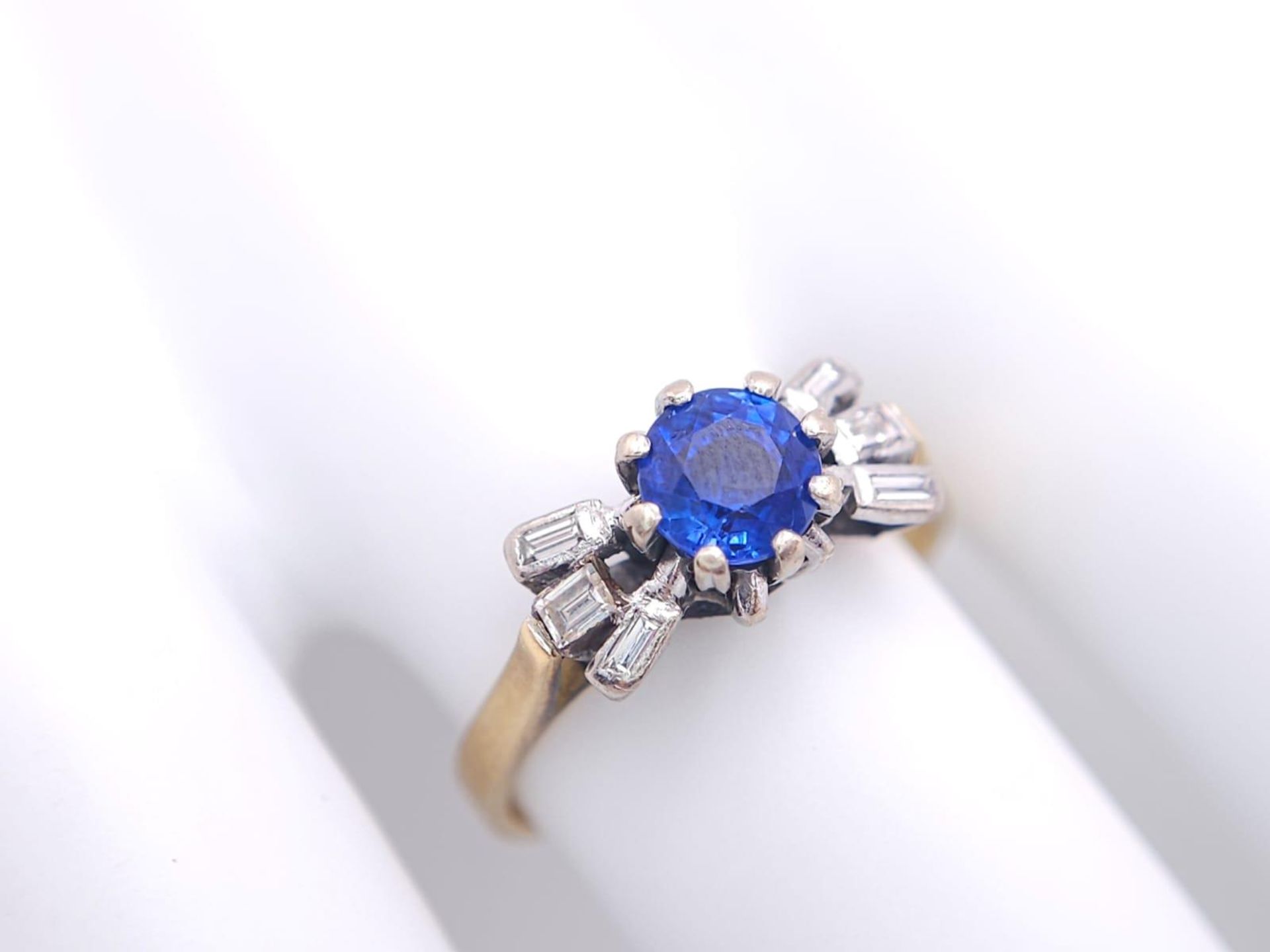 AN 18K YELLOW GOLD VINTAGE DIAMOND & SAPPHIRE RING. 3.7G. SIZE P. - Bild 7 aus 7