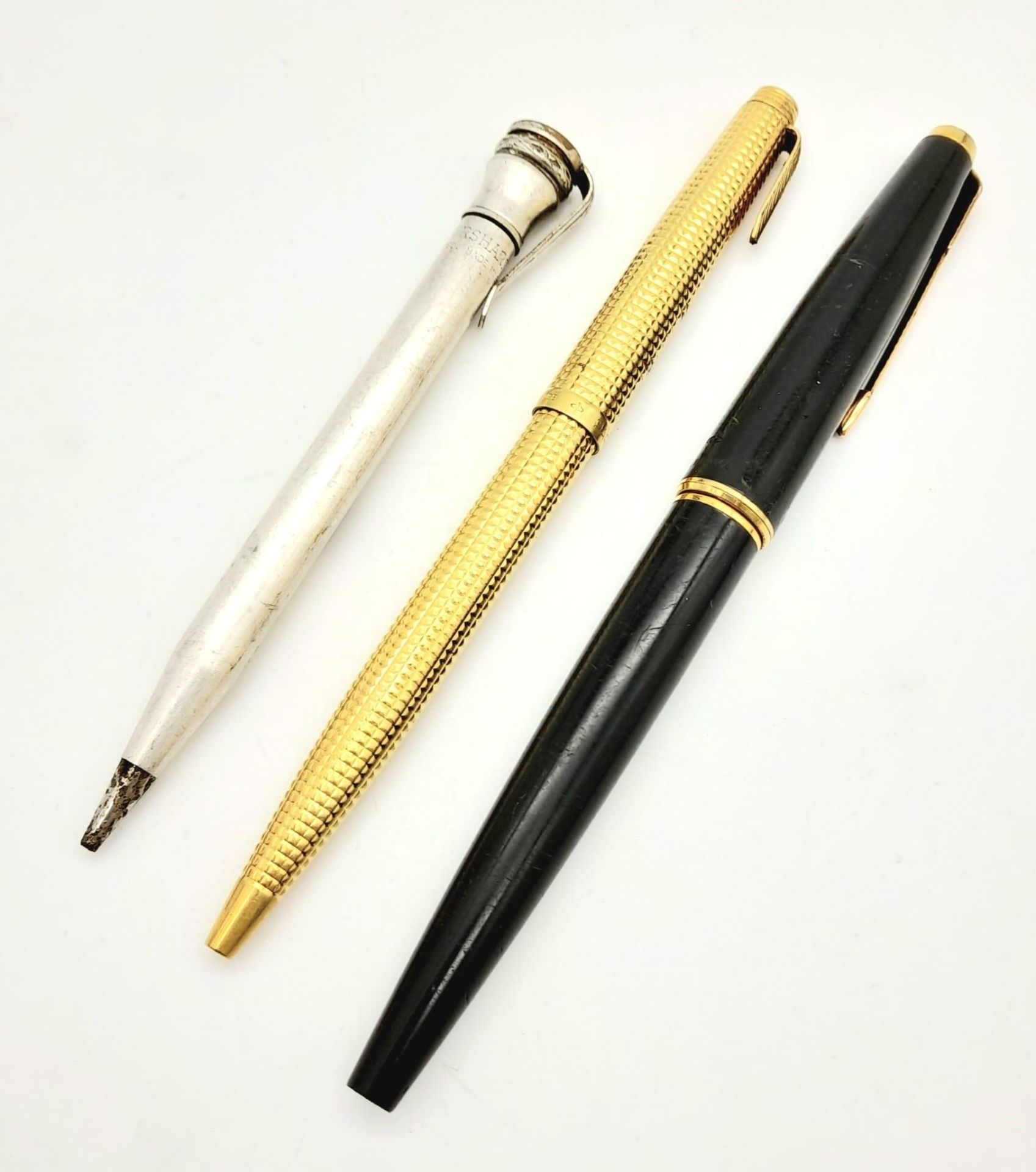 A PARKER FOUNTAIN PEN WITH GOLD NIB PLUS 2 OTHER PENS ,