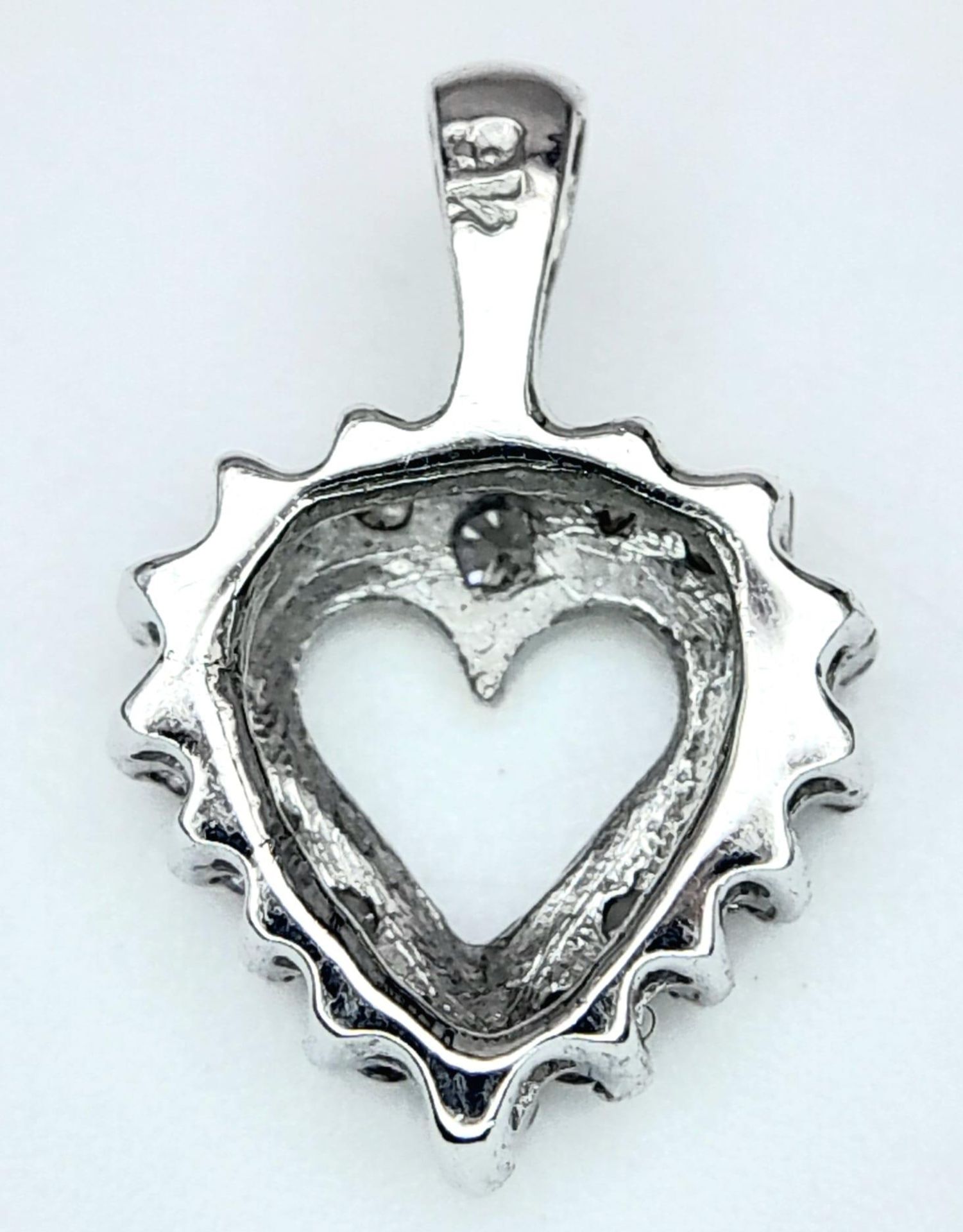 A 9K WHITE GOLD DIAMOND SET HEART PENDANT. 0.20CT. 0.8G. - Bild 2 aus 4