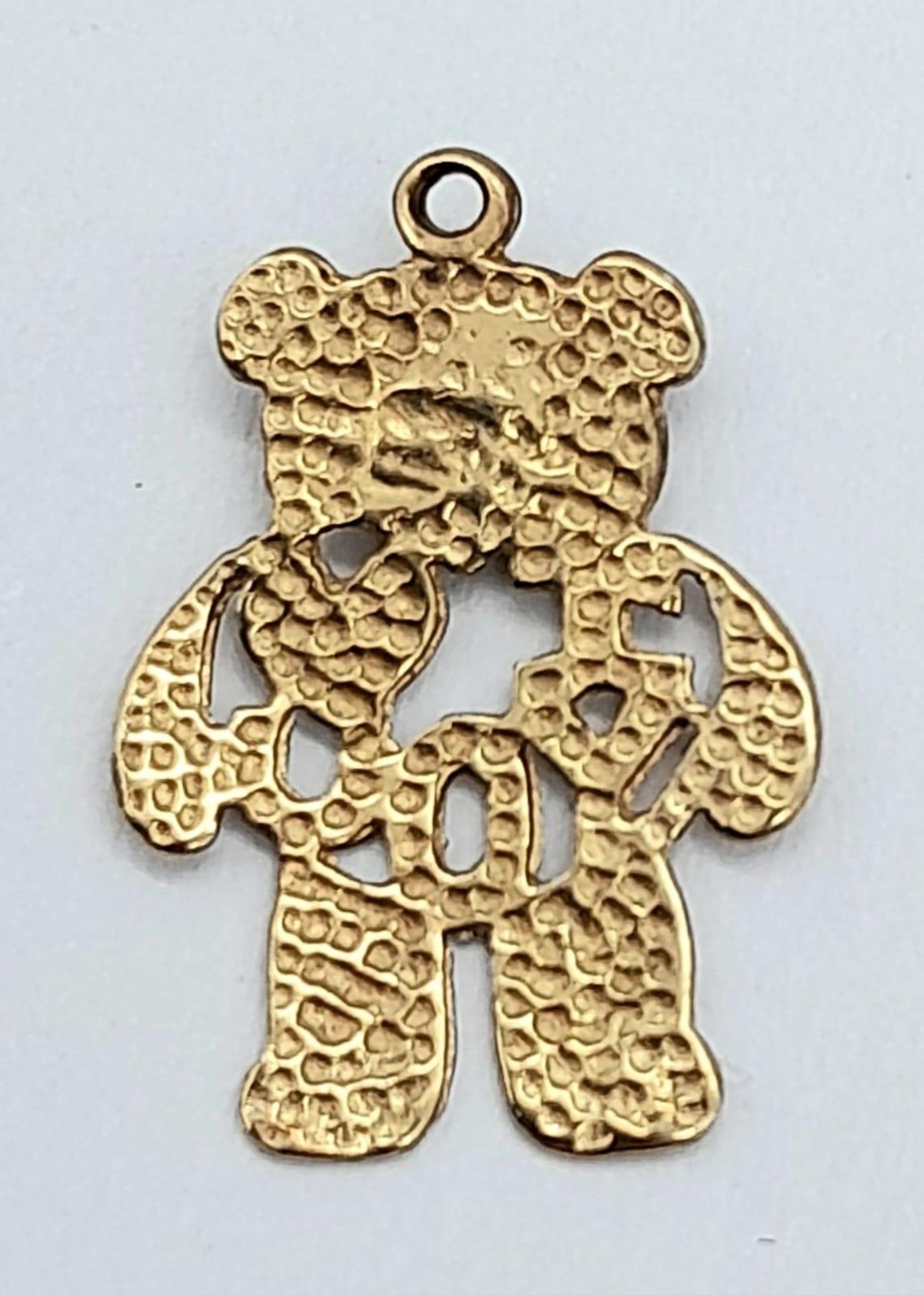 A 9K YELLOW GOLD 'I LOVE YOU' TEDDY BEAR CHARM / PENDANT. 0.5G - Image 2 of 3
