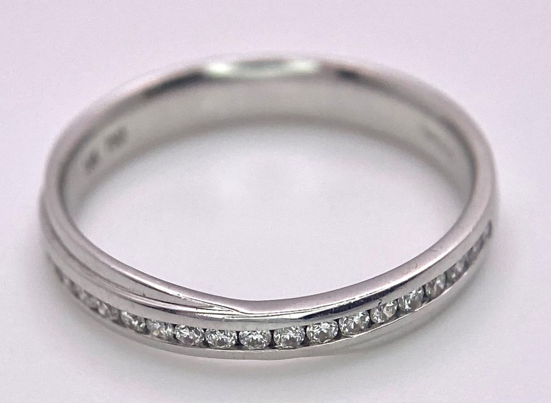 A 18K WHITE GOLD DIAMOND TWIST BAND RING, APPROX 0.20CT DIAMONDS, WEIGHT 2.7G SIZE M 1/2 - Bild 5 aus 12