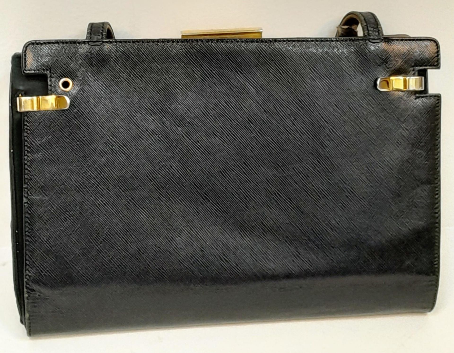 A Gucci Black Hand Bag. Leather exterior with gold-toned hardware, two thin straps, and clasp - Bild 2 aus 9