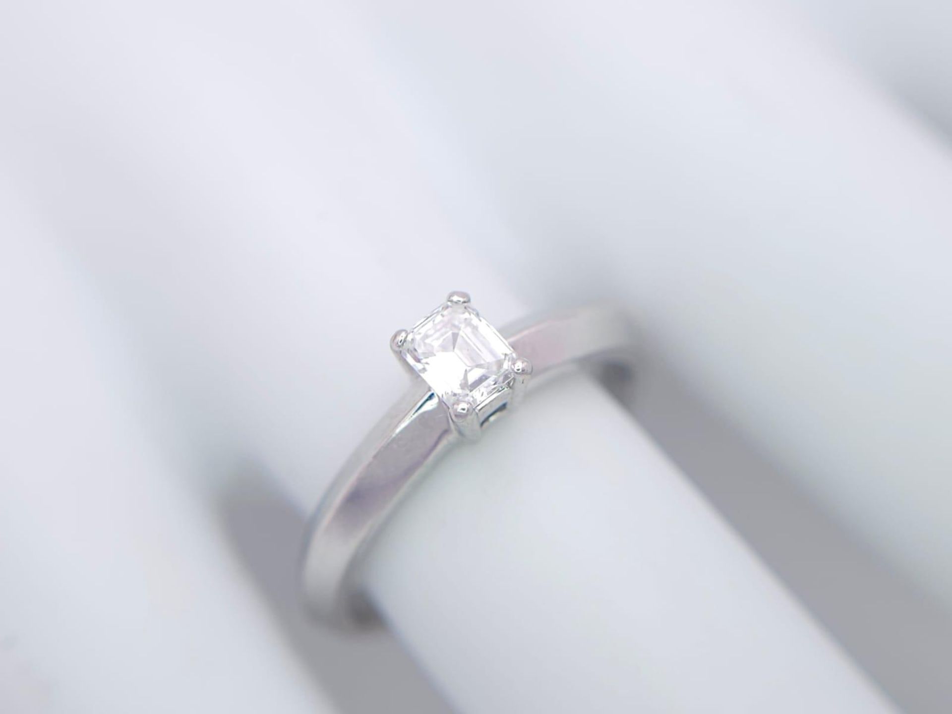 AN 18K WHITE GOLD EMERALD CUT DIAMOND SOLITAIRE RING. 0.34CT. 3.6G. SIZE N. - Image 6 of 6