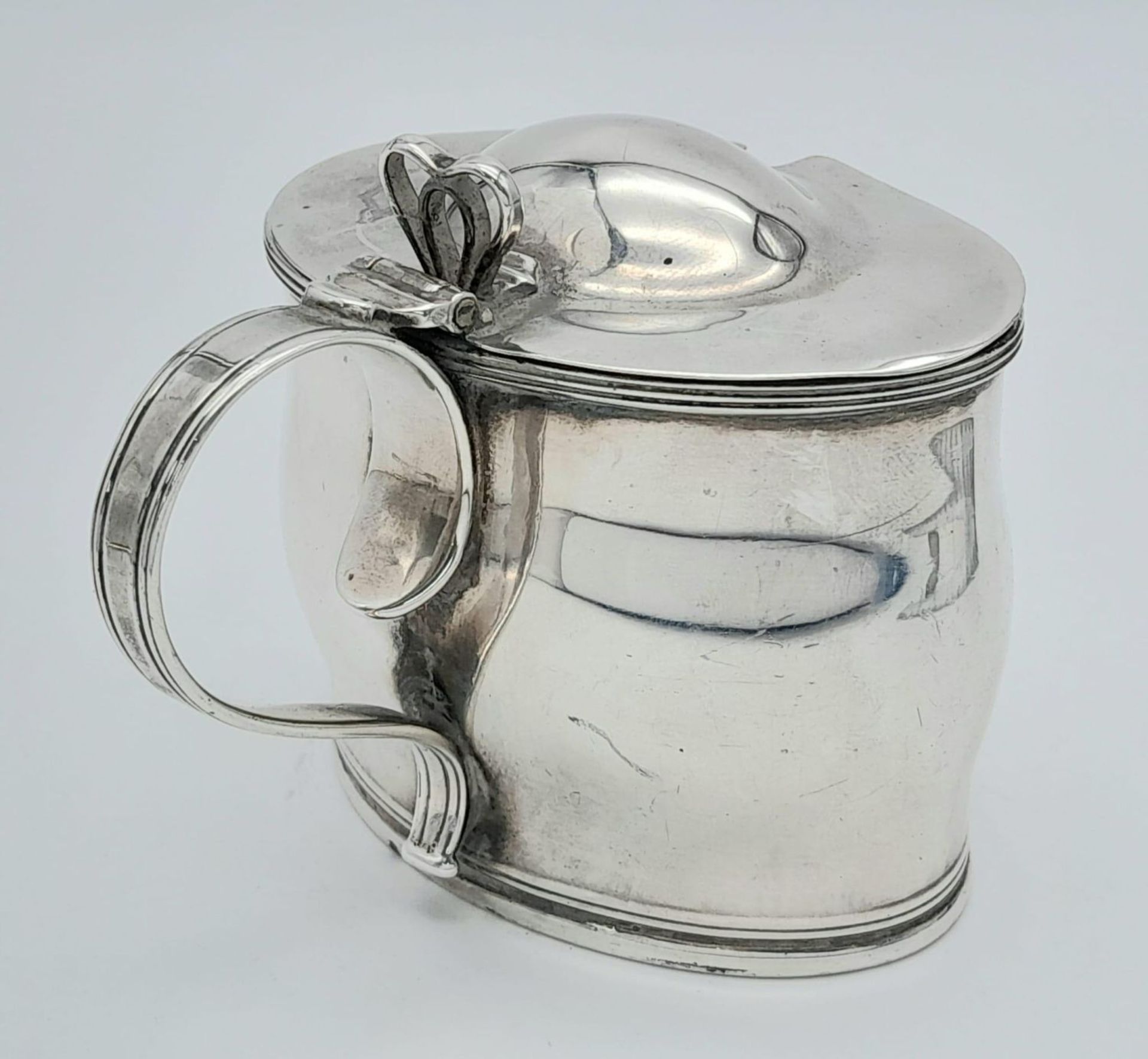 An antique Georgian sterling silver condiment pot with full Sheffield hallmarks, 1805. Wide: 8. - Image 7 of 14