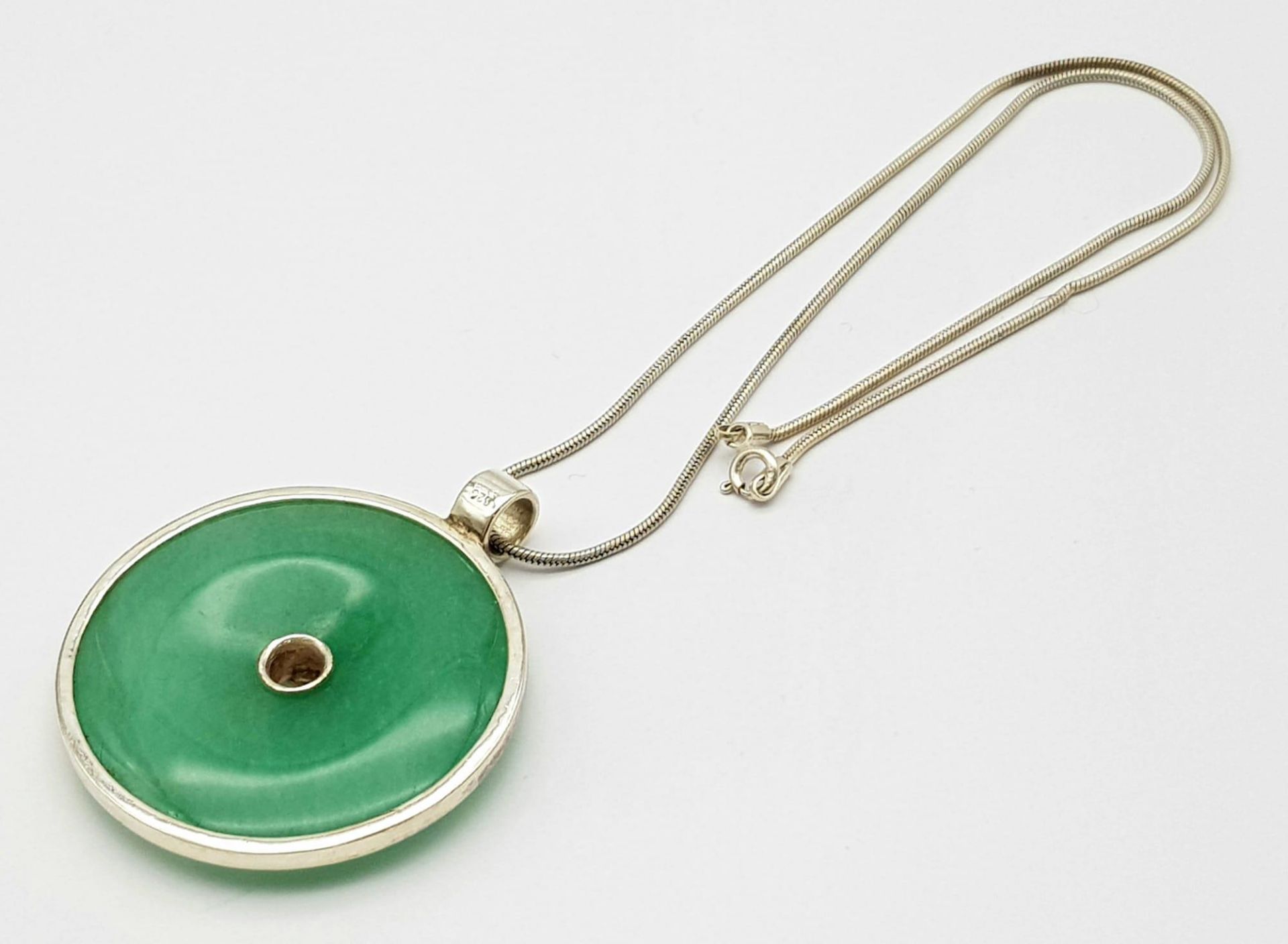 A Vintage, Sterling Silver, Large Jade ‘Spinner’ Pendant Necklace. 40cm Length Sterling Silver - Image 5 of 9