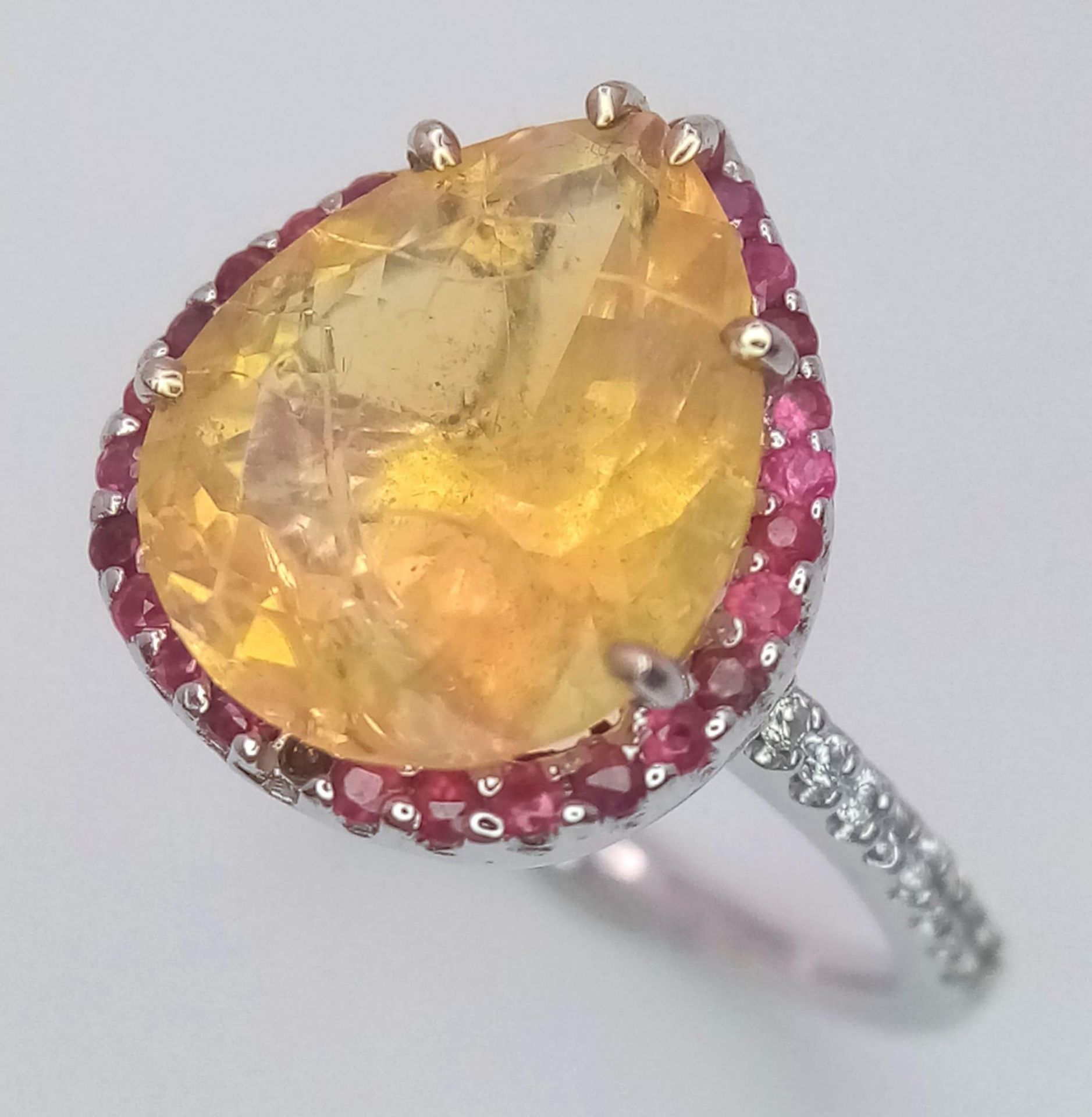 An 18 K white gold ring with a large, pear cut, fire opal exhibiting orange and green hues, - Bild 4 aus 9