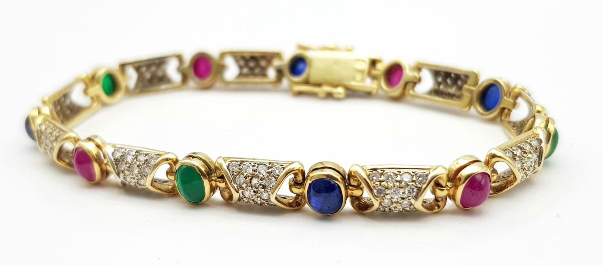 A GORGEOUS 18K YELLOW GOLD DIAMOND, SAPPHIRE, RUBY & EMERALD SET BRACELET. 1.50CTW OF ENCRUSTED - Image 3 of 6