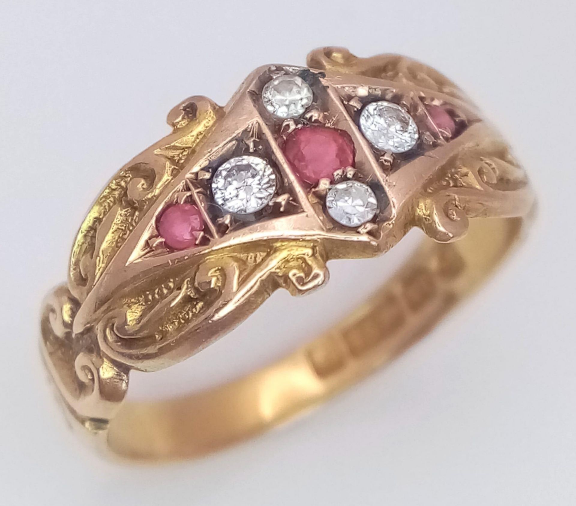 AN ANTIQUE 15K YELLOW GOLD ANTIQUE DIAMOND & RUBY RING. 3G. SIZE L. HALLMARKED CHESTER 1904. - Bild 2 aus 4