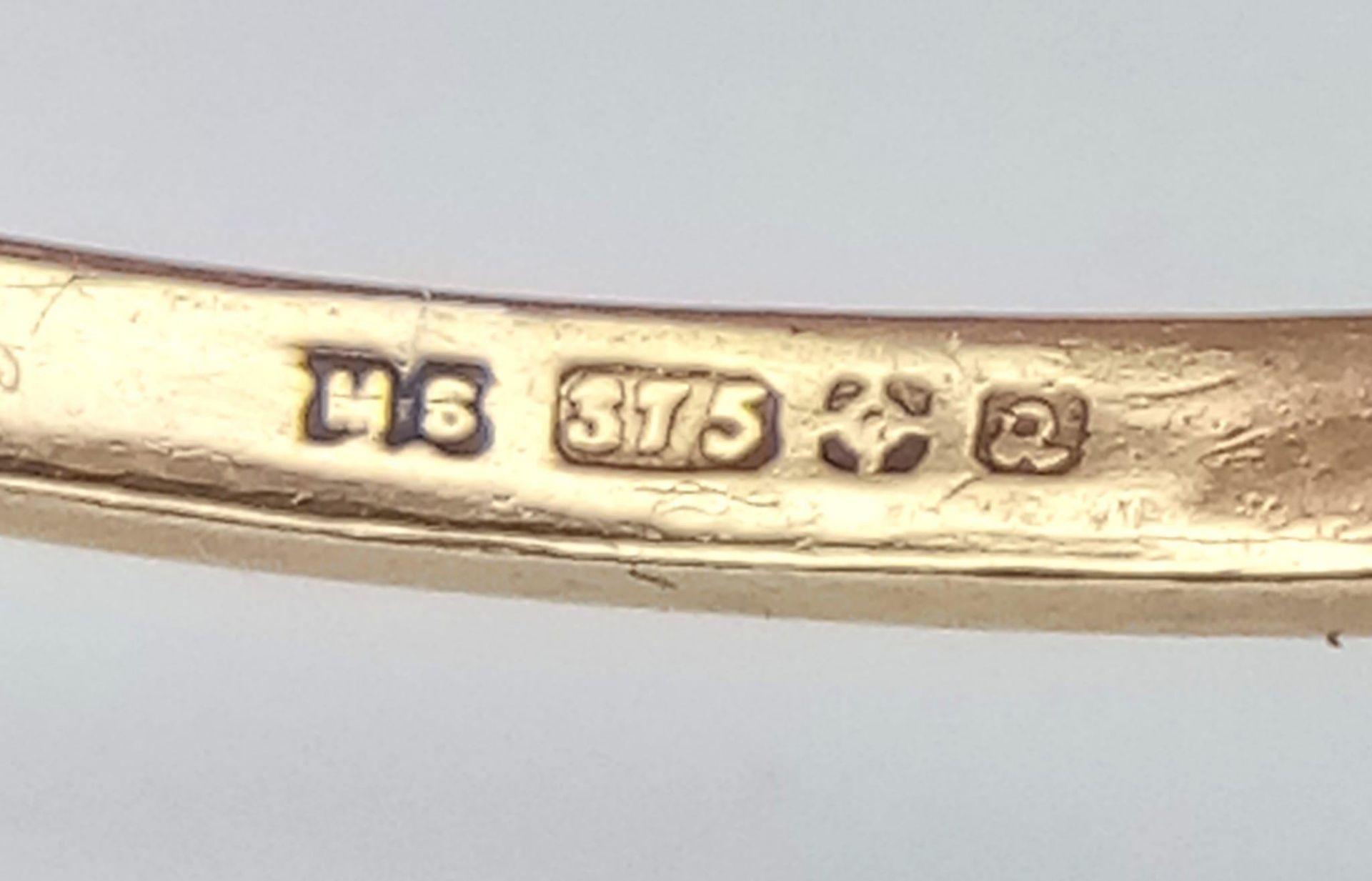 A 9K YELLOW GOLD DIAMOND & SAPPHIRE CLUSTER RING. 2G. SIZE Q. - Bild 4 aus 4