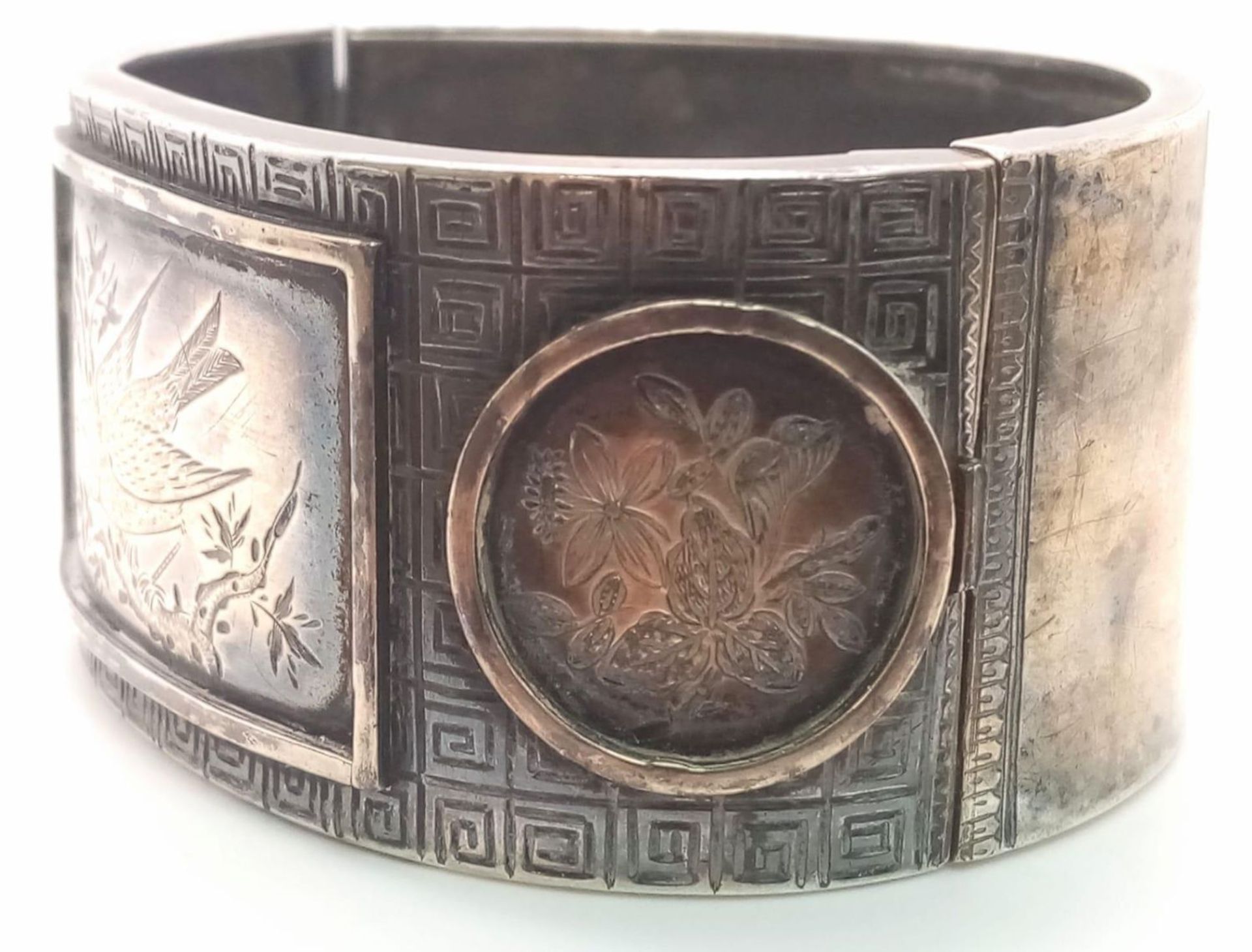 A vintage sterling silver click-on bangle (A/F) with oriental nature motif engravings. Total - Bild 7 aus 10