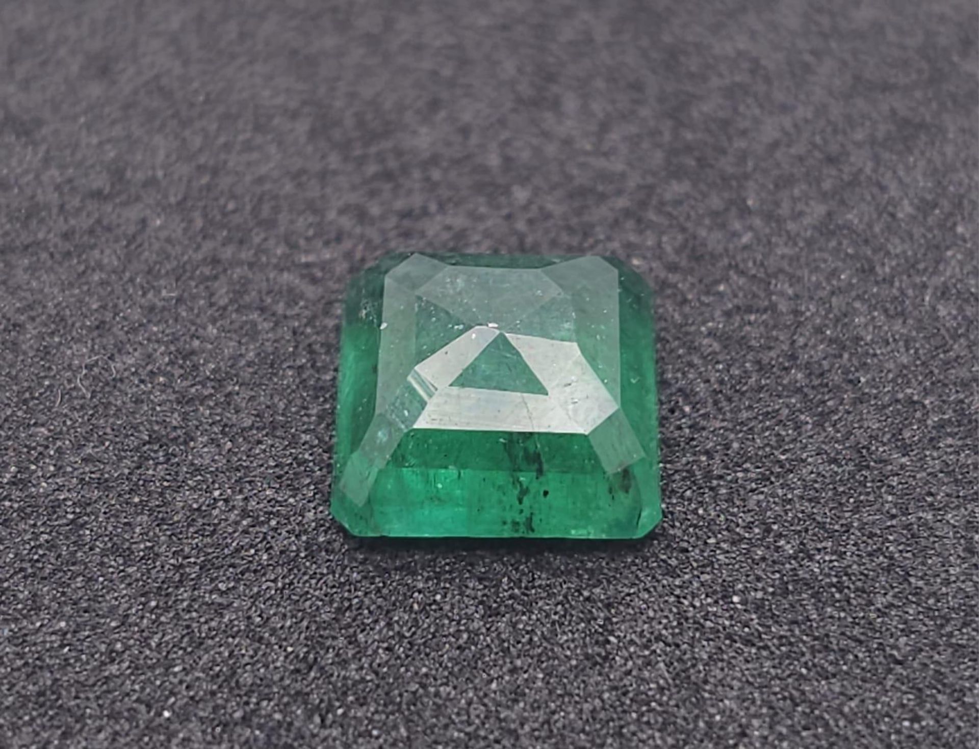 A NATURAL EMERALD 2.3cts with I.D.L. REPORT. - Image 2 of 5