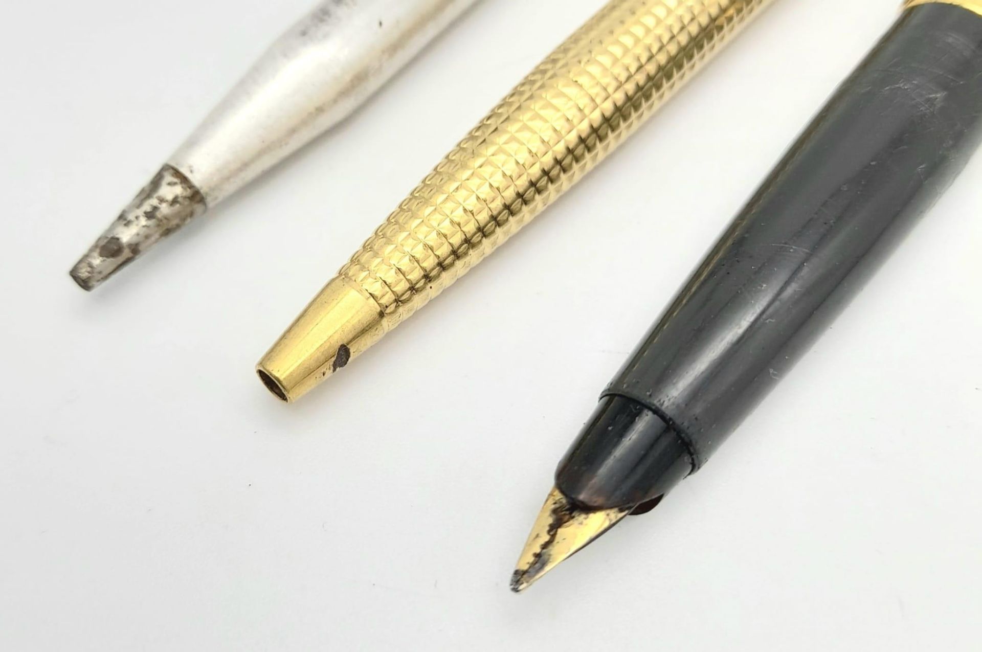 A PARKER FOUNTAIN PEN WITH GOLD NIB PLUS 2 OTHER PENS , - Image 2 of 7