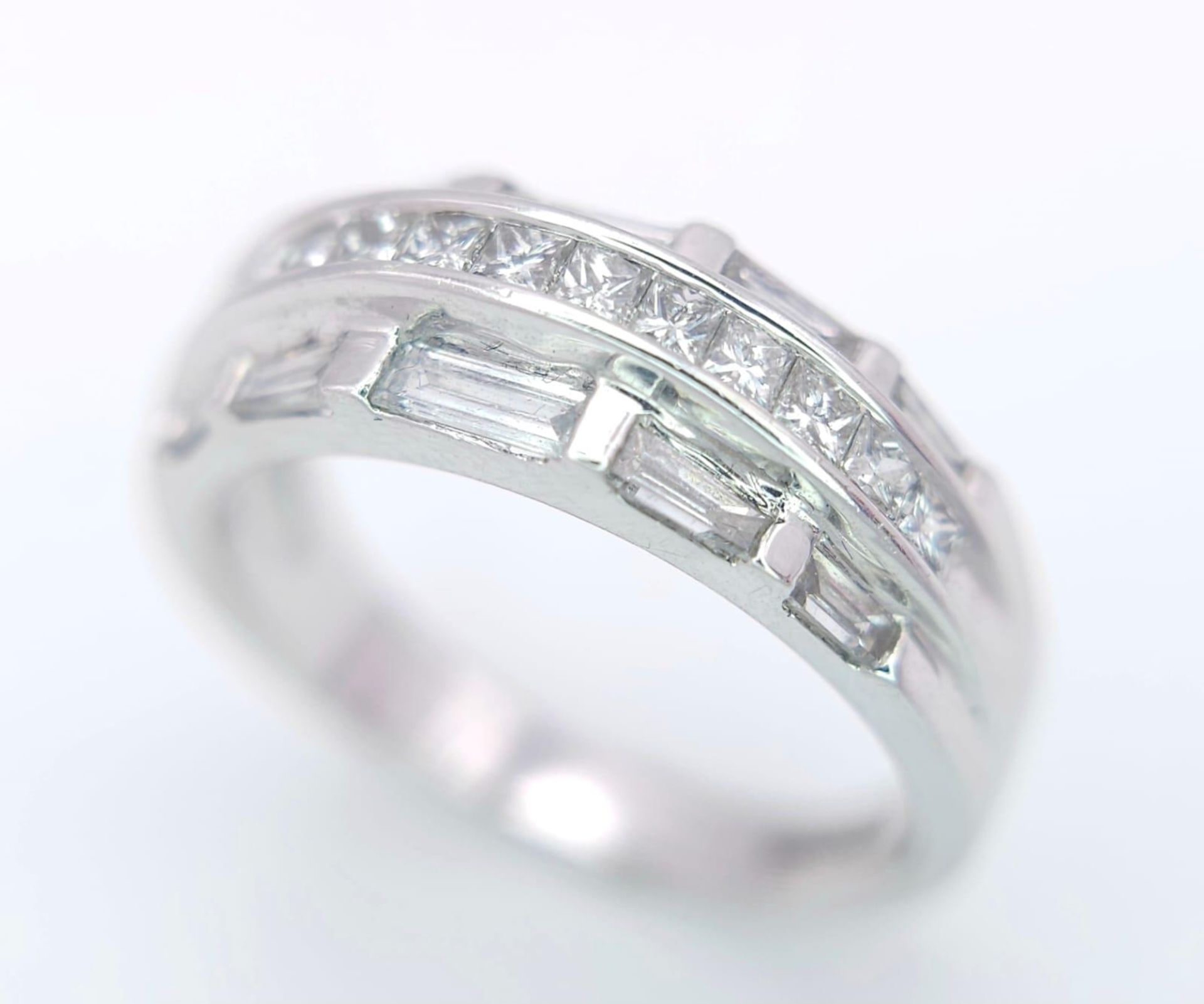 AN 18K WHITE GOLD DIAMOND SET BAND RING - 3 ROWS OF 1CTW OF DIAMOND MIXTURE OF PRINCESS AND BAGUETTE - Bild 2 aus 6