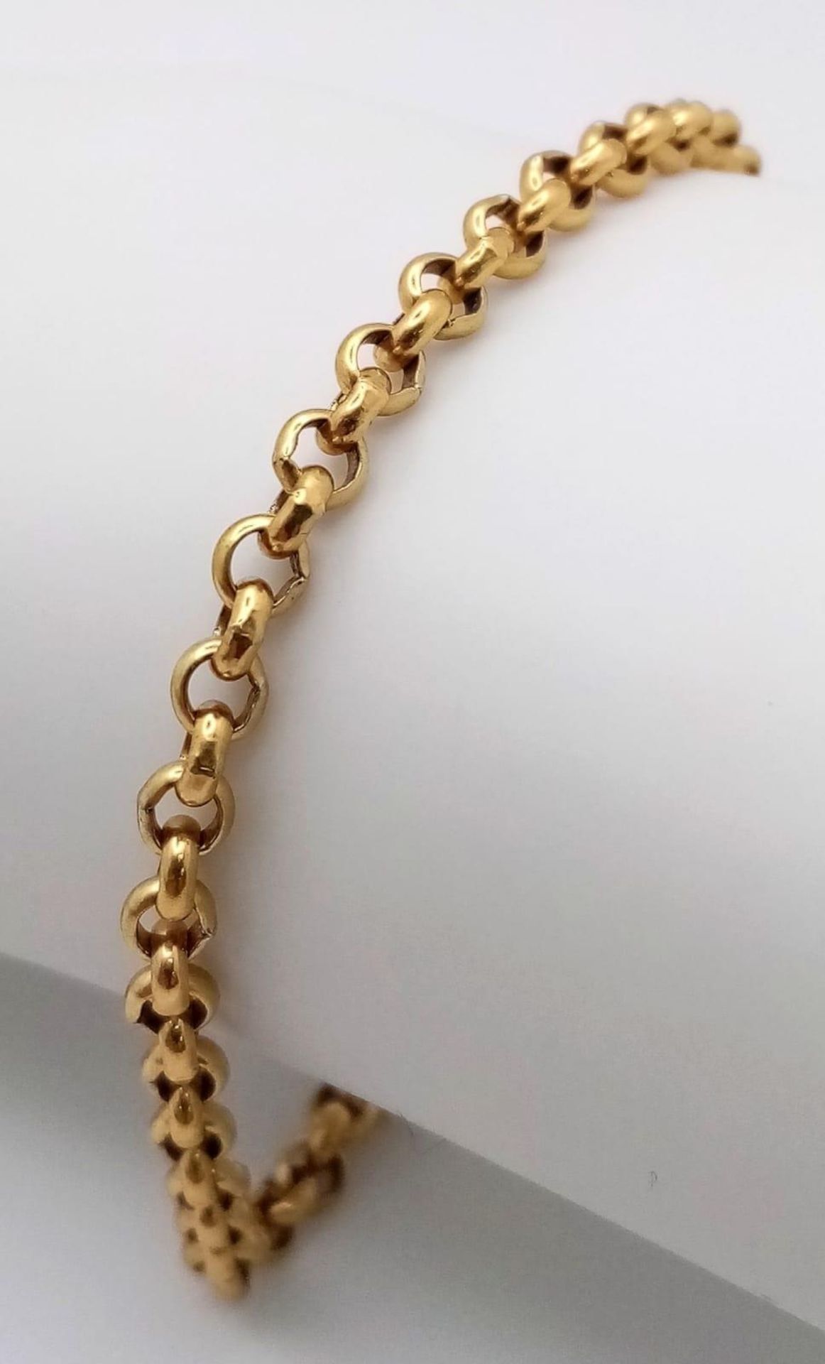 A 9K Yellow Gold (tested) Belcher Link Bracelet. 17cm. 5.5g weight.