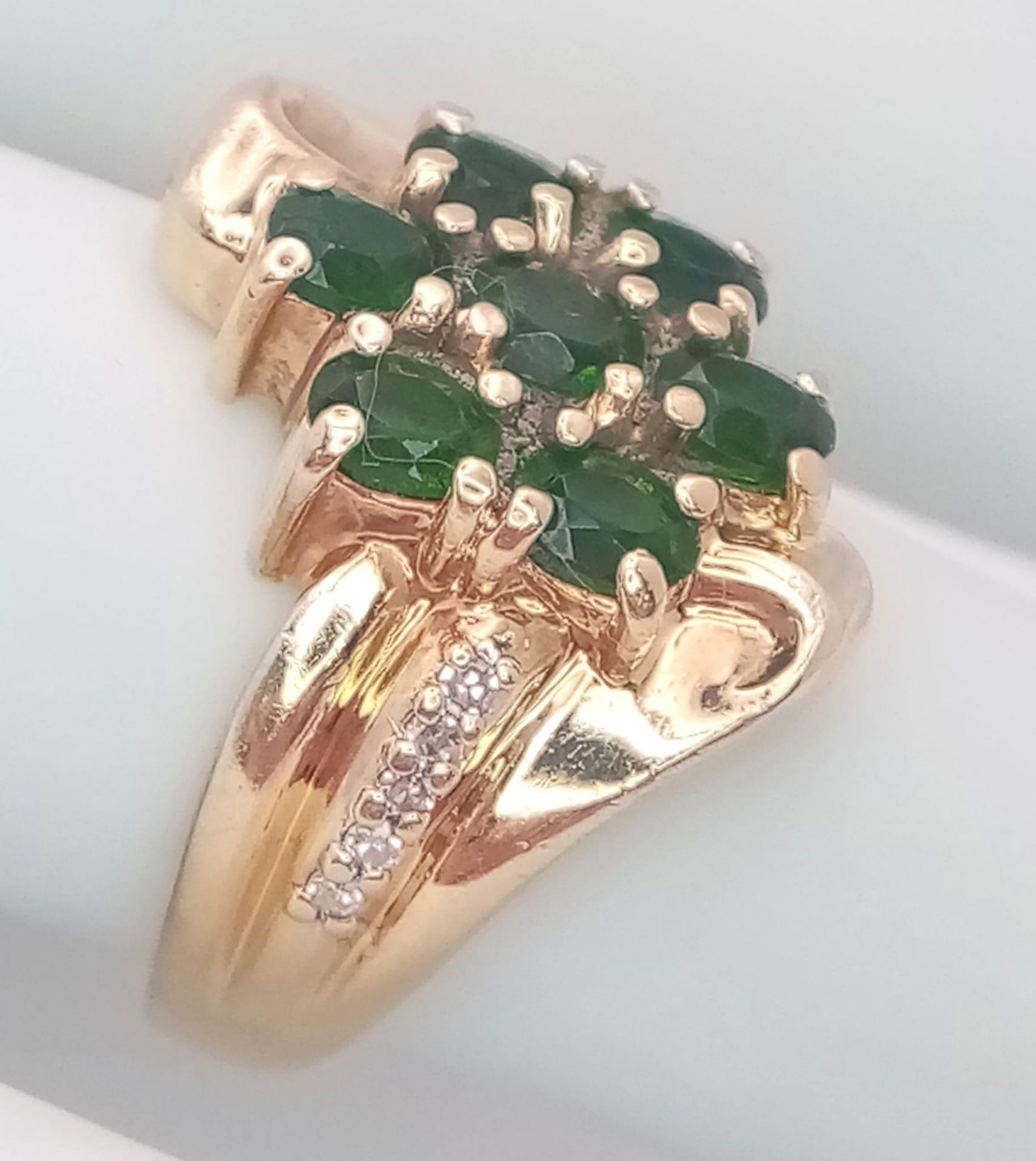 A 14K Yellow Gold, Diamond and Green Stone Ring. Size M, 6.5g total weight. Ref: SC 7073 - Image 8 of 11