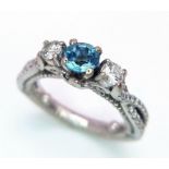 A STUNNING 18K WHITE GOLD DIAMOND & TOPAZ TRILOGY RING, APPROX 0.40CT TOPAZ CENTRE AND 0.45CT