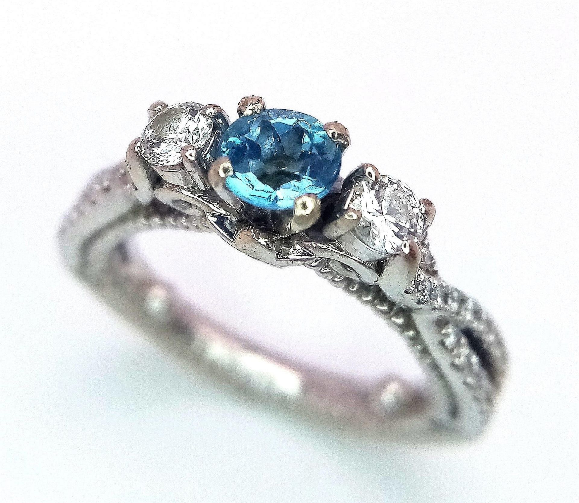 A STUNNING 18K WHITE GOLD DIAMOND & TOPAZ TRILOGY RING, APPROX 0.40CT TOPAZ CENTRE AND 0.45CT