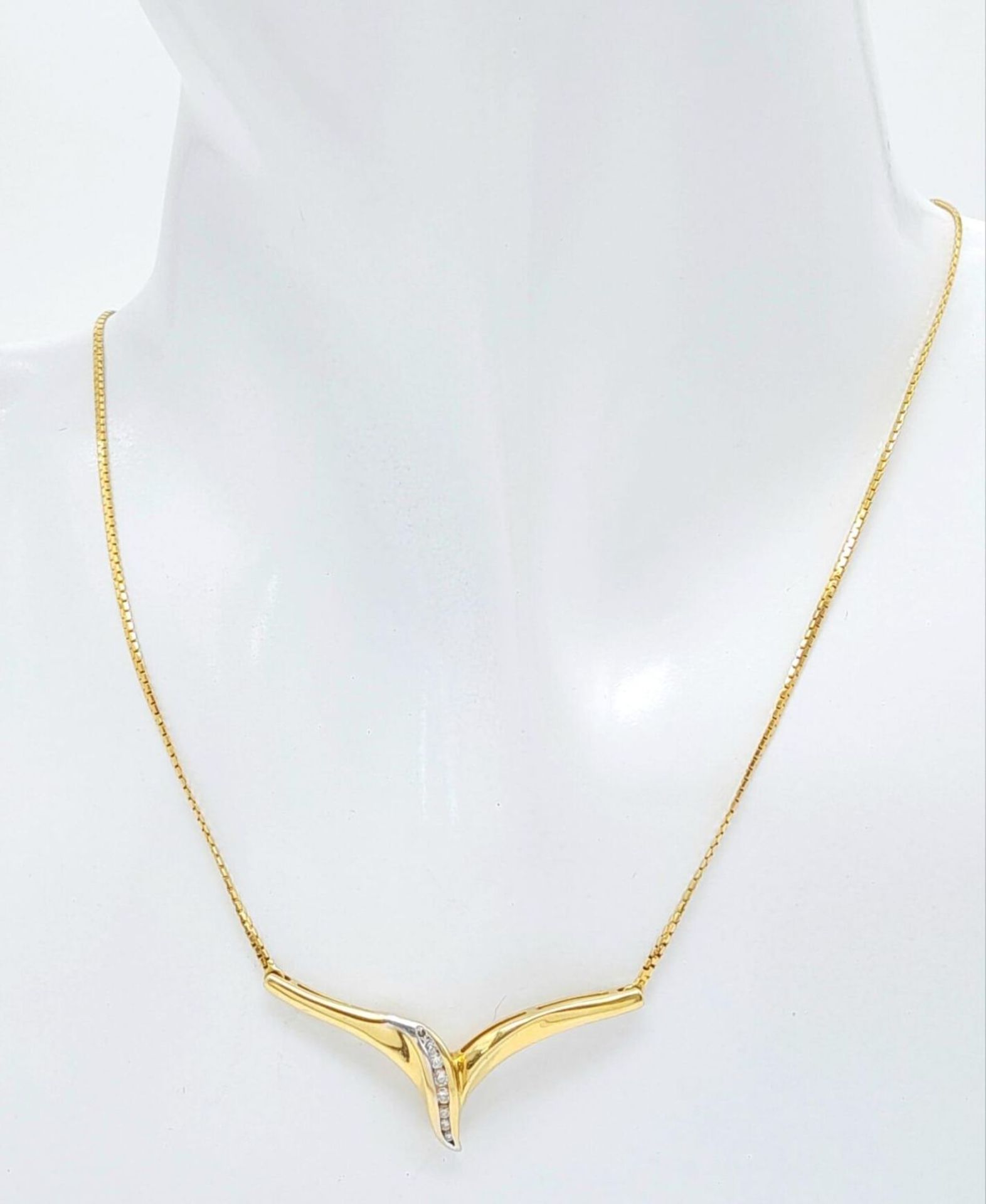 An 18K Yellow Gold Necklace with Attached 18K and Diamond Chevron Pendant. 40cm. 6.3g - Image 2 of 6