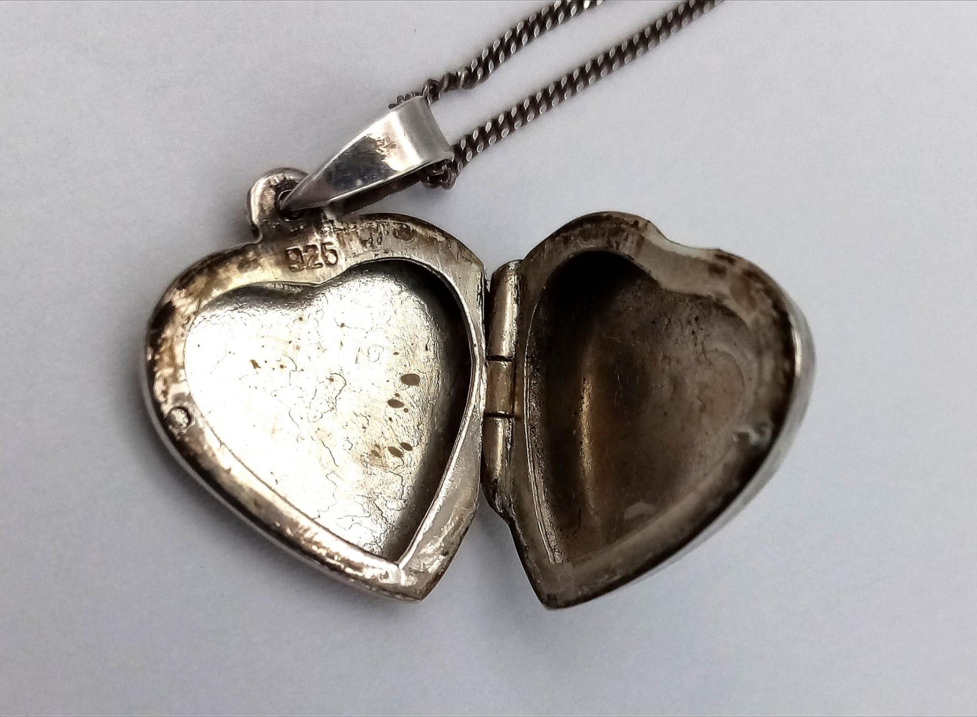 A 925 silver heart locket pendant on silver chain. Total weight 4.2G. Total length 46cm. - Image 5 of 7