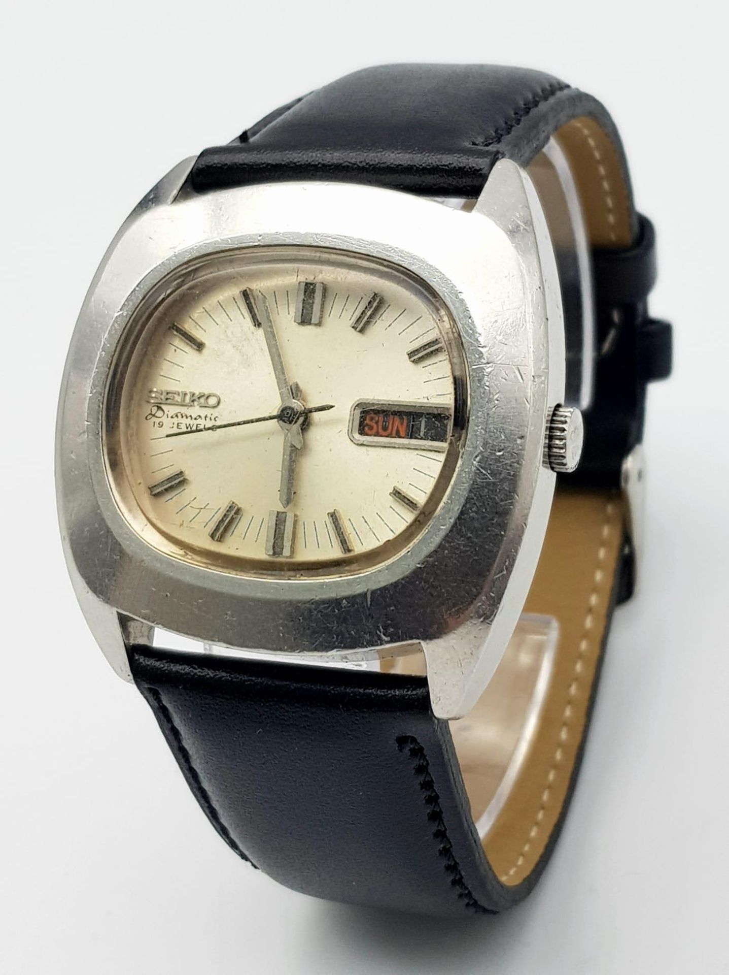 A Vintage Seiko (7006-5000) Automatic Gents Watch. Black leather strap. Stainless steel case - 39mm.