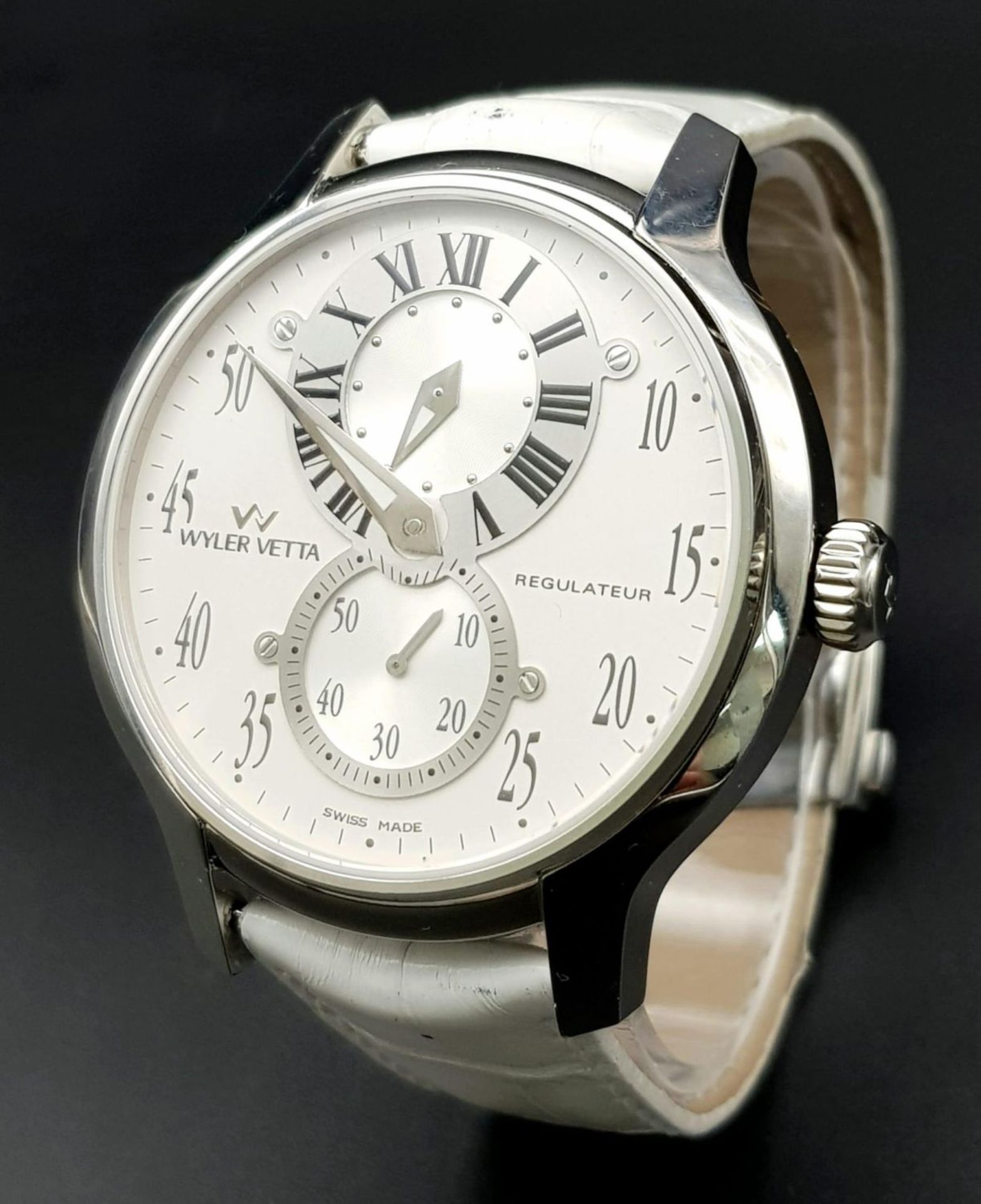 A Wyler Vetta Regulateur Quartz Gents Watch. White leather strap. Stainless steel case - 44mm. White - Bild 3 aus 20