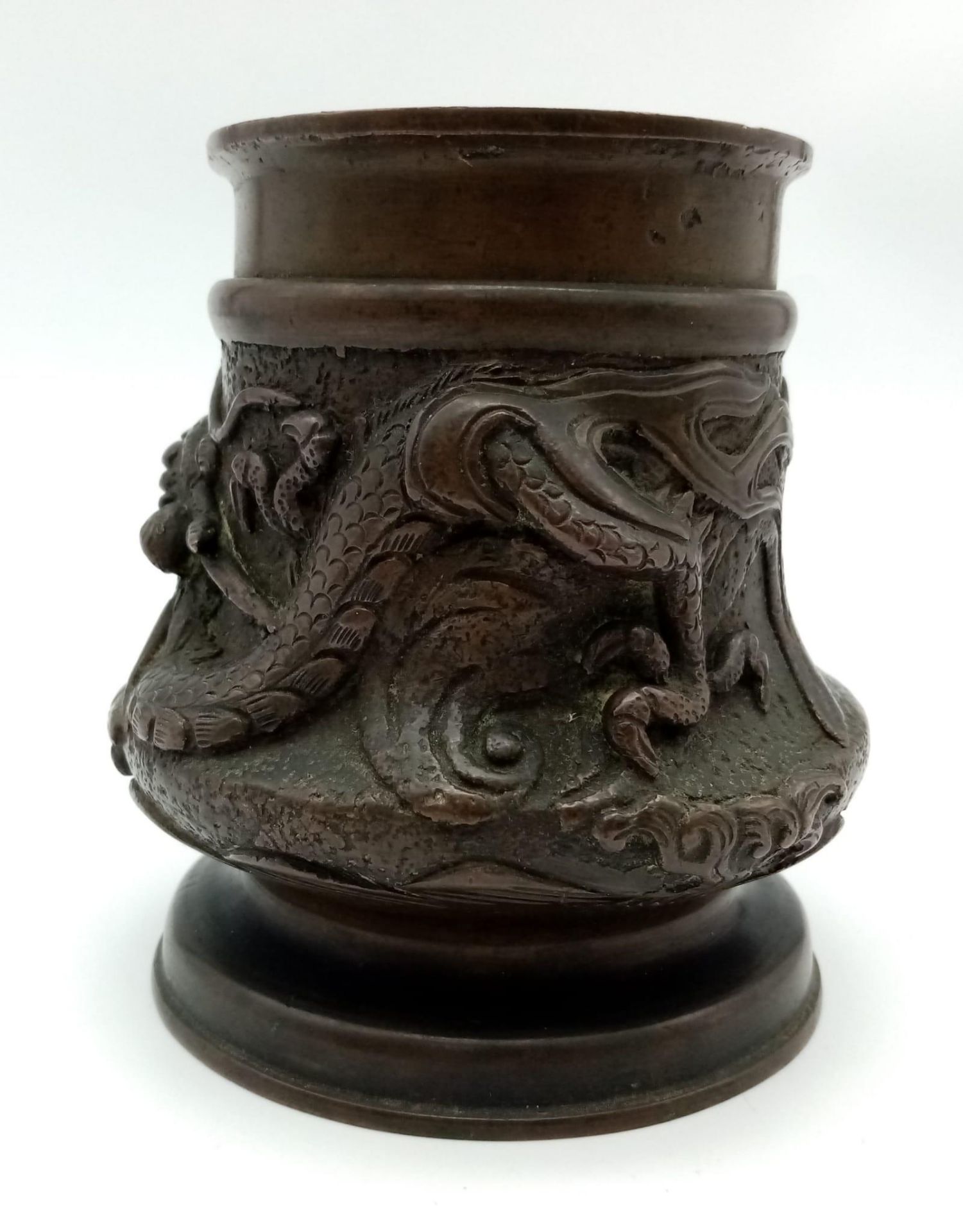 A Visually Stunning Antique Chinese Bronze Brush Pot - With wonderful flowing dragon decoration. - Bild 5 aus 11