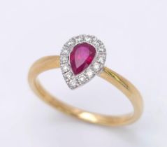 A 18K YELLOW GOLD DIAMOND & PEAR SHAPED RUBY RING, WEIGHT 2.9G SIZE N