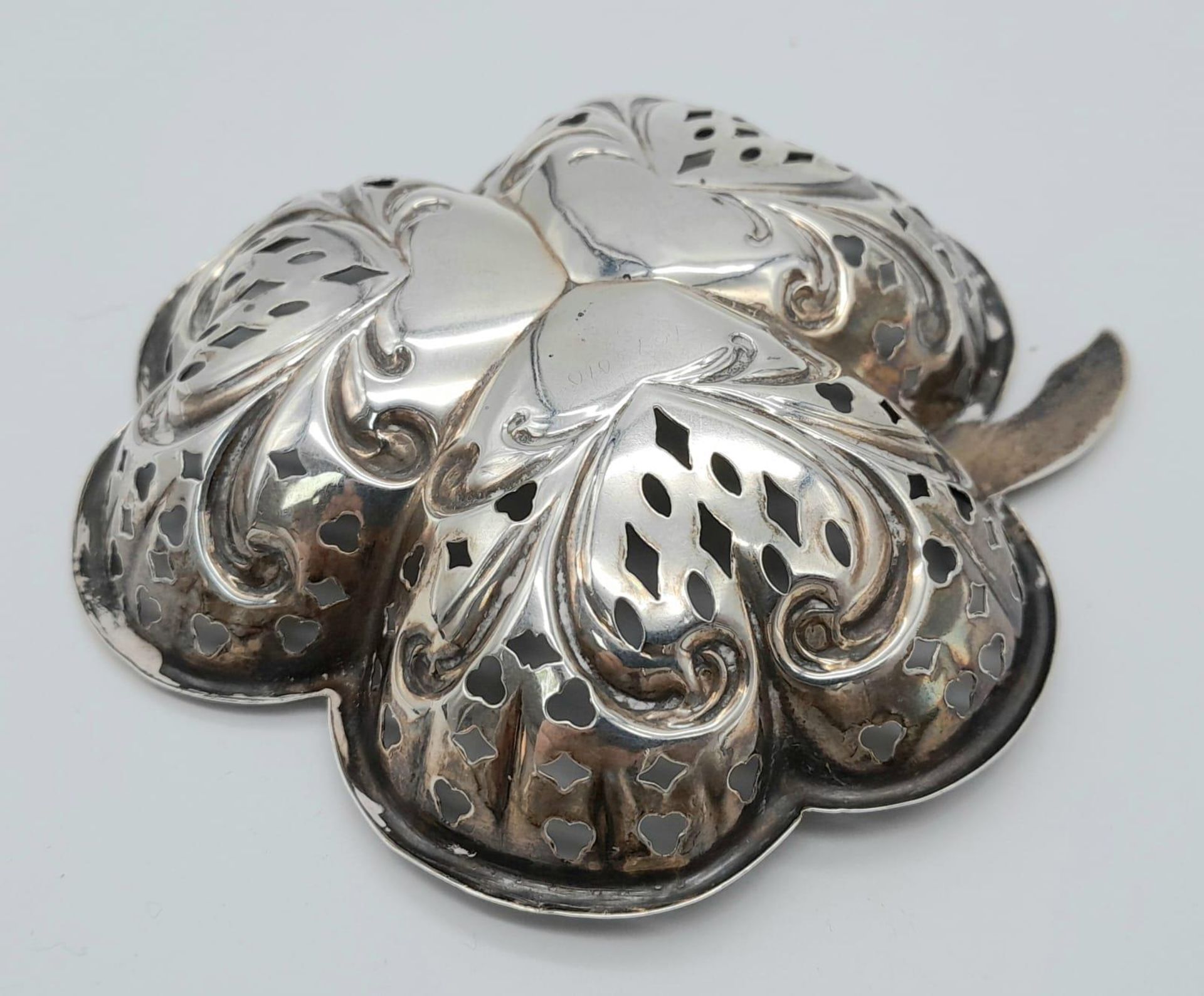 A VINTAGE SOLID SILVER SWEET DISH IN A PIERCED FRUIT DESIGN . 36.4gms 10cms TALL - Image 3 of 9