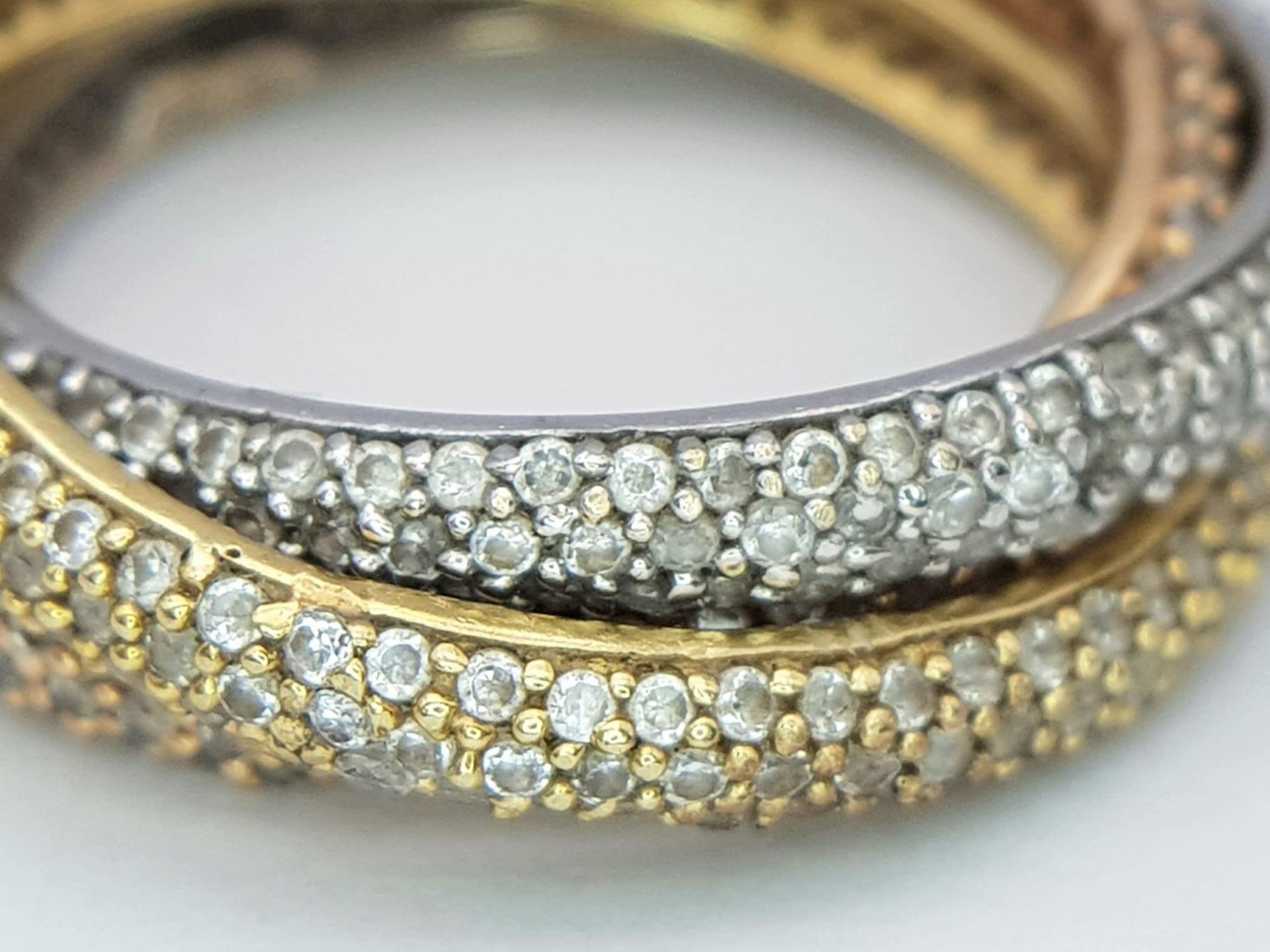 AN 18K 3 COLOUR GOLD TRIPLE DIAMOND SET BAND RING. 2.70CT. 7.8G. SIZE Q. - Image 2 of 5