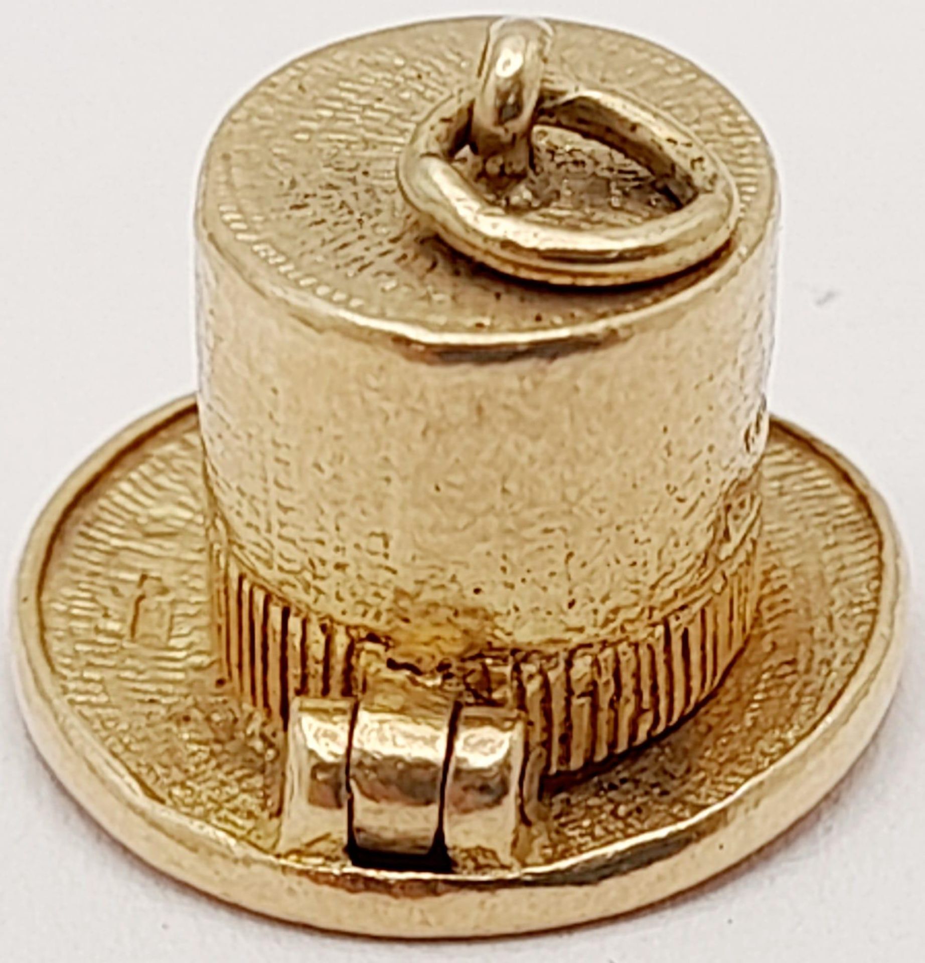 A 9K Yellow Gold Top Hat Pendant/Charm. 4.3g. - Image 5 of 11