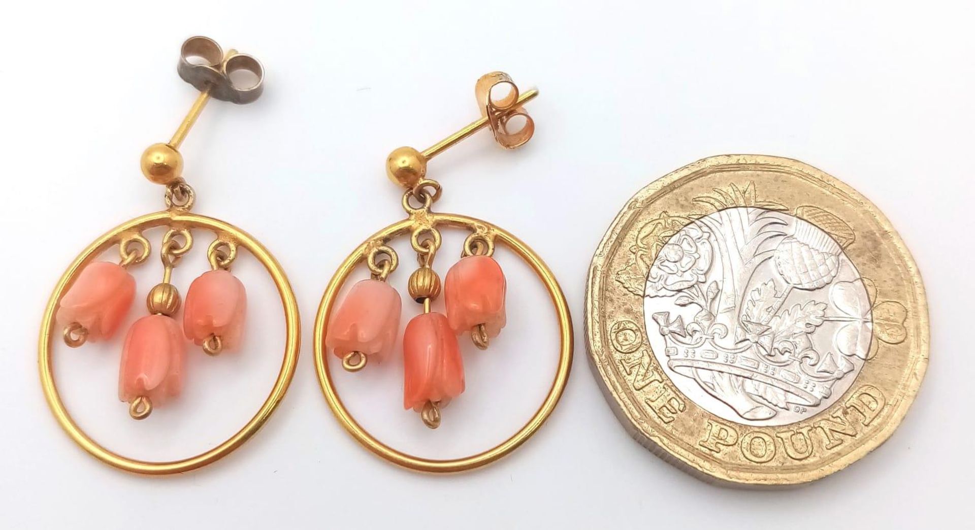 A VERY PRETTY PAIR OF 18K GOLD AND CORAL EARRINGS . 2.5gms - Image 4 of 5