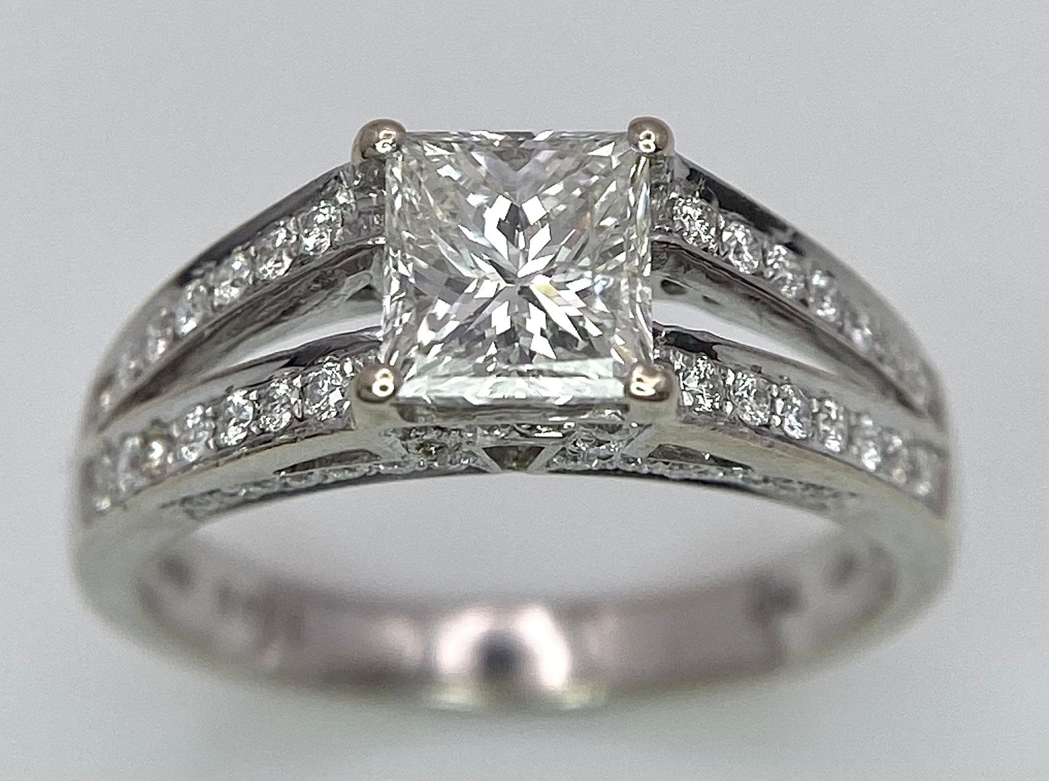An 18K White Gold Diamond Ring. Central VS2 1ct Princess Cut Near White Diamond with Round Cut - Image 2 of 10