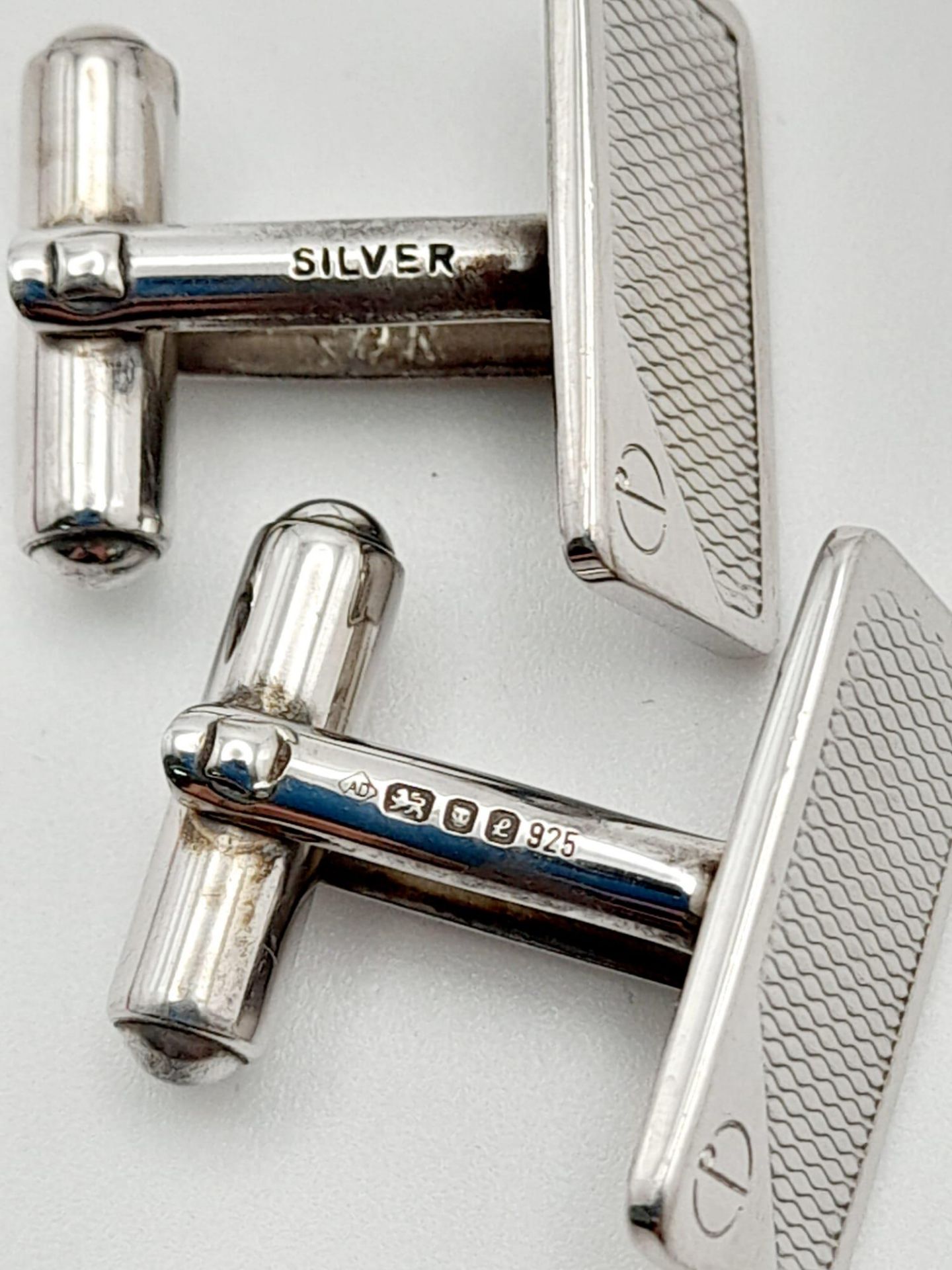 A Pair of Hallmarked 1985 Sterling Silver Cufflinks by Dunhill in their original presentation box. - Bild 3 aus 13