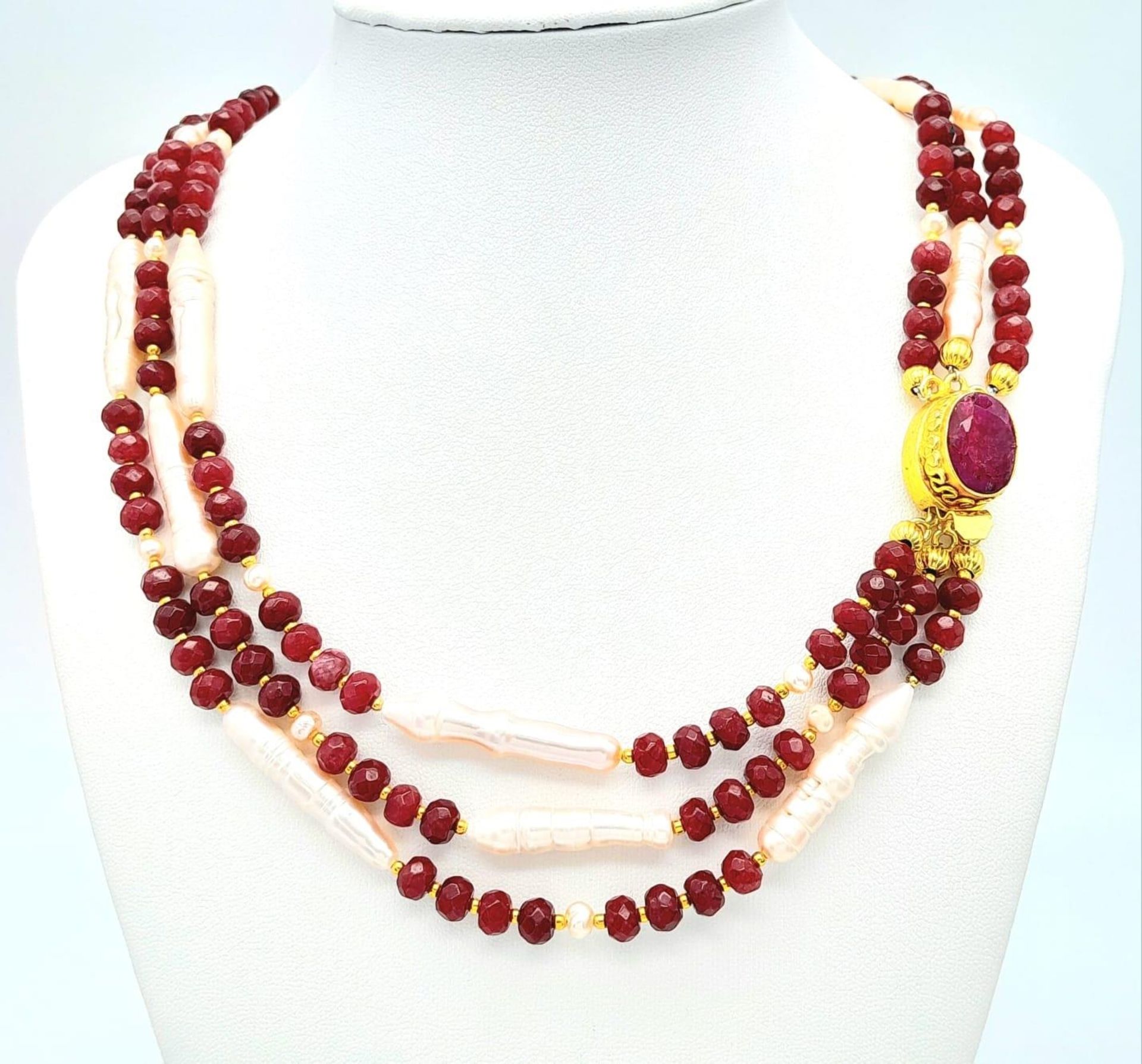 A very glamorous three row necklace and bracelet set with multi-faceted rubies and large, pink, - Bild 2 aus 10